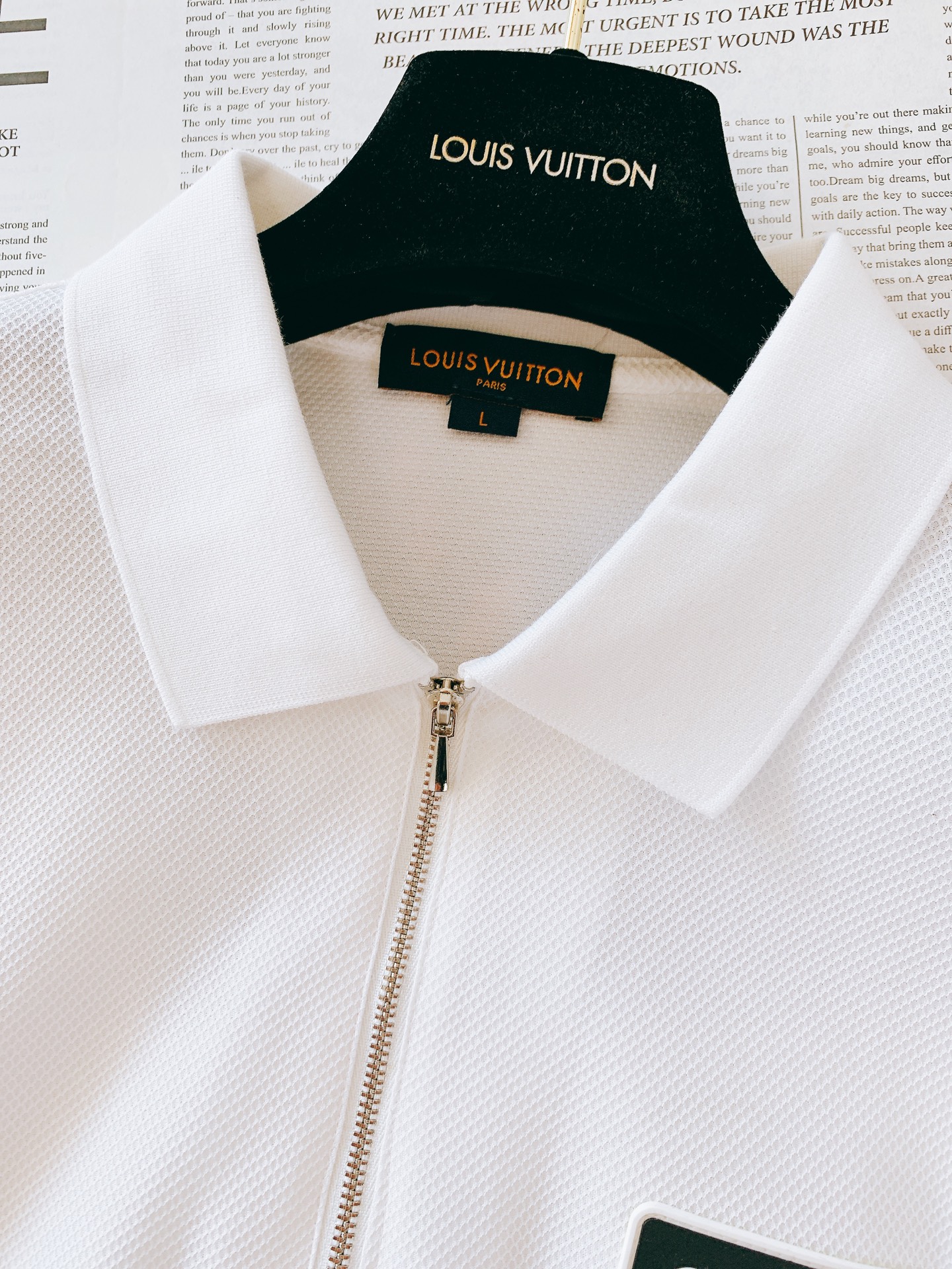 
LouisVuitton 路易威登 2025SS春夏新品 
半拉链翻领Polo衫，经典重塑，触手可及
