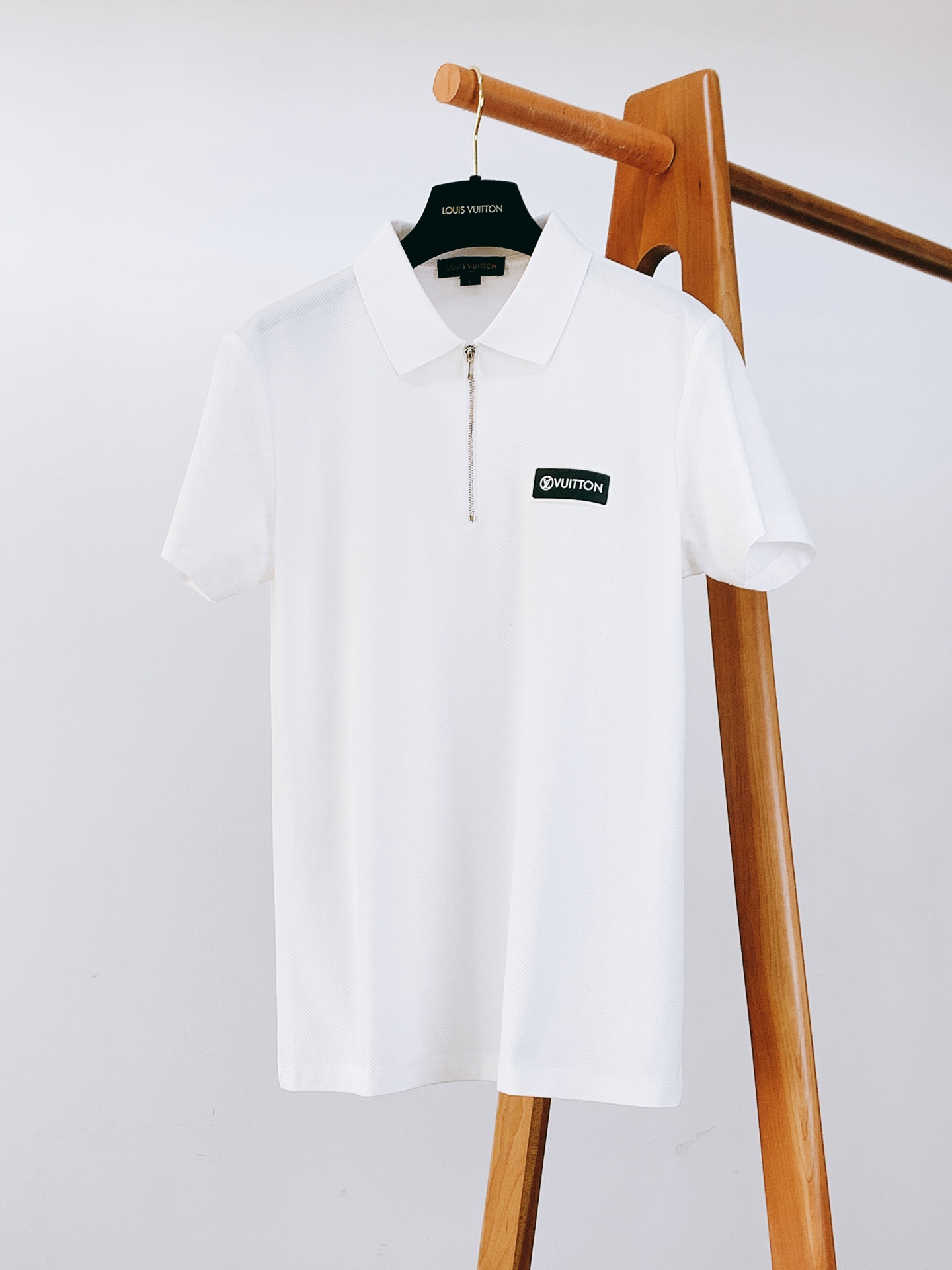 
LouisVuitton 路易威登 2025SS春夏新品 
半拉链翻领Polo衫，经典重塑，触手可及

