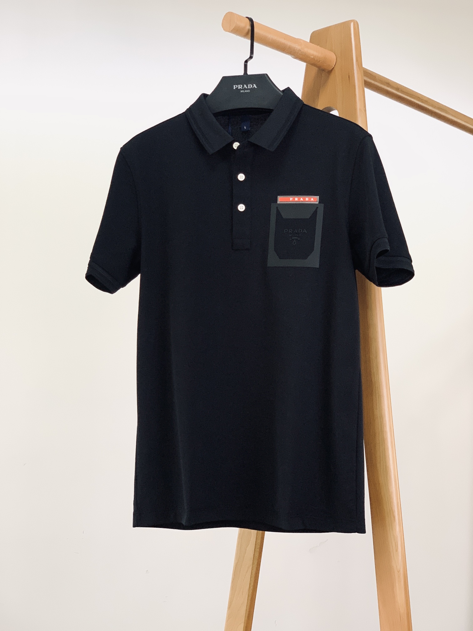 
Prada 普拉达 2025SS春夏新品 
休闲翻领T恤，细节控的高阶选择

胸口红标搭配品牌经典图案