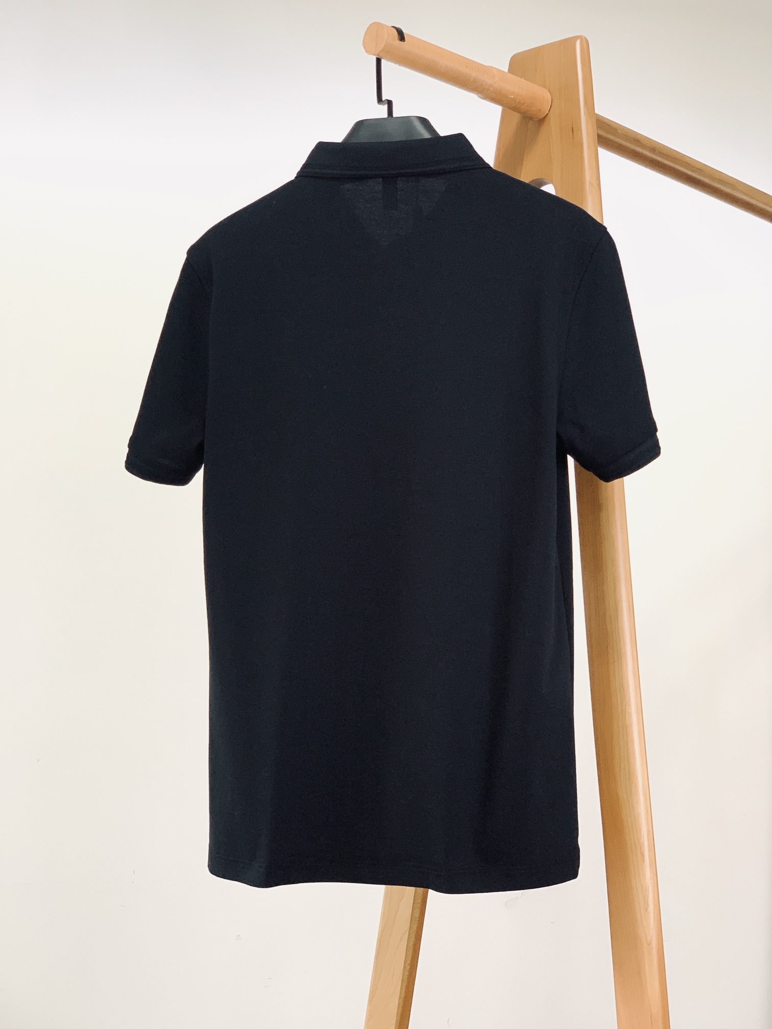 
Prada 普拉达 2025SS春夏新品 
休闲翻领T恤，细节控的高阶选择

胸口红标搭配品牌经典图案