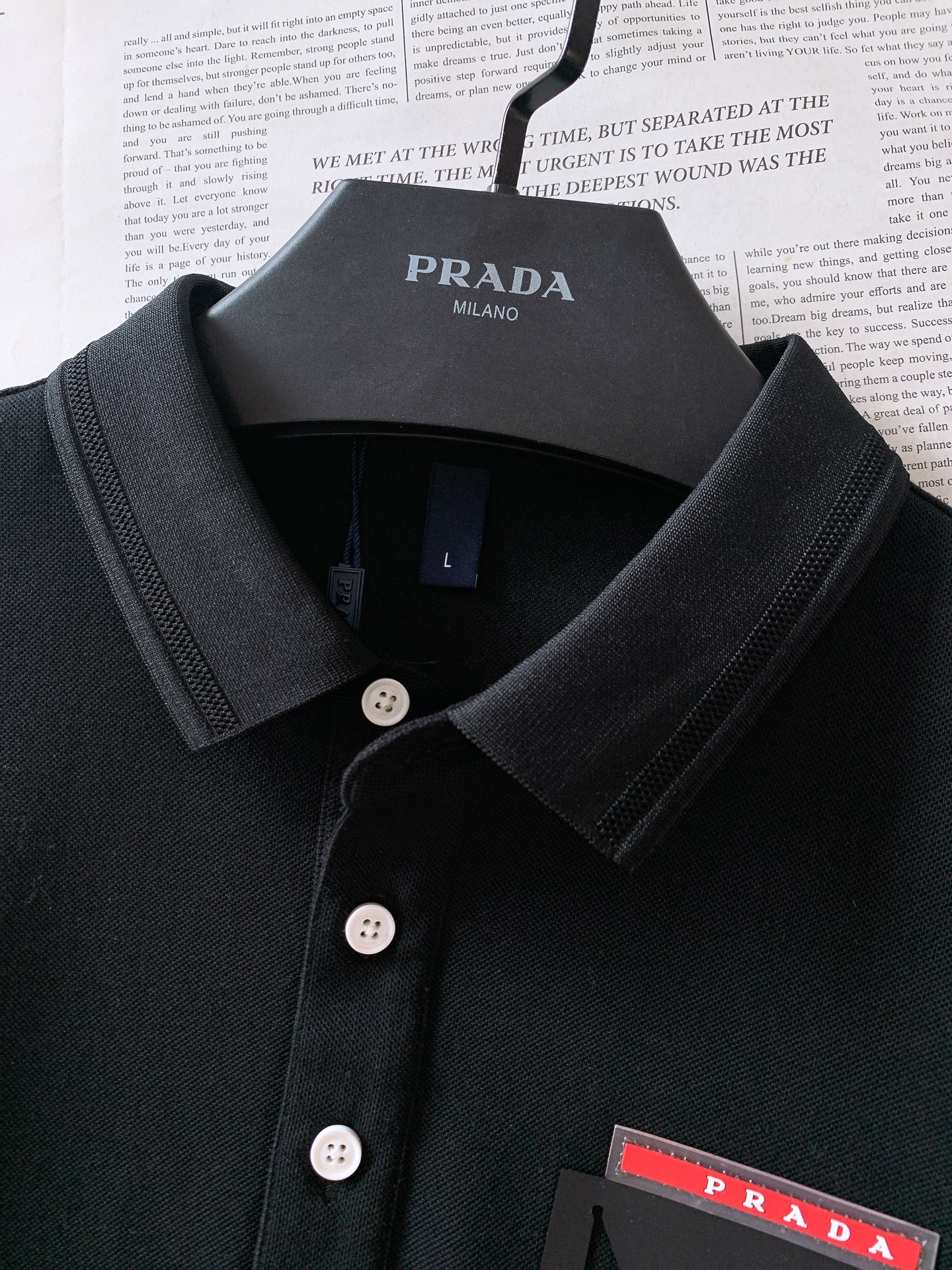 
Prada 普拉达 2025SS春夏新品 
休闲翻领T恤，细节控的高阶选择

胸口红标搭配品牌经典图案