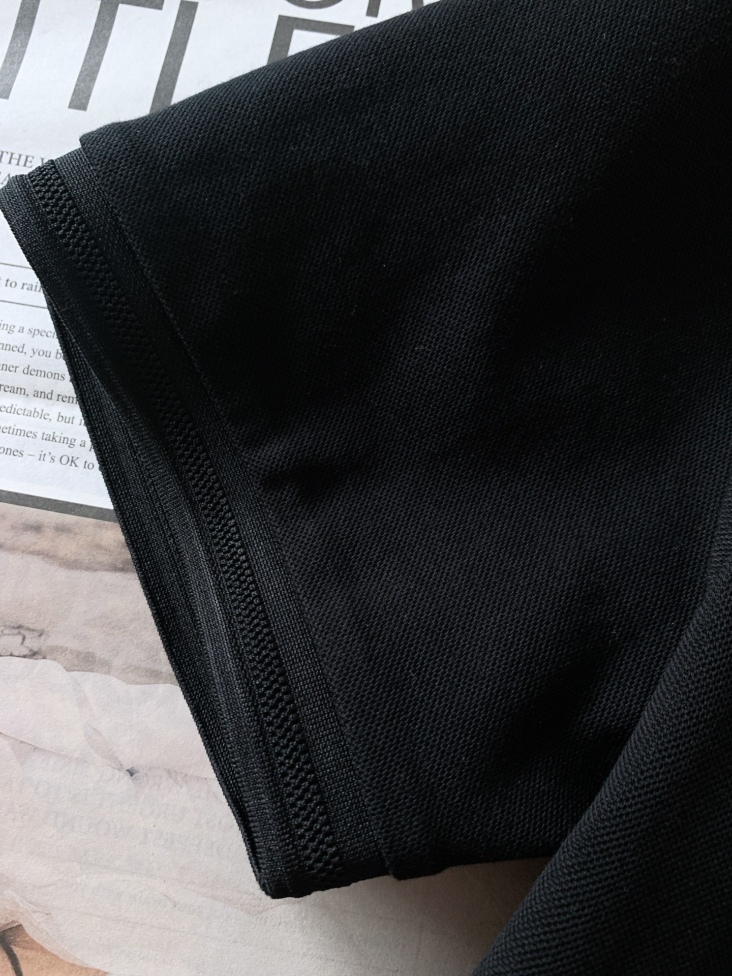 
Prada 普拉达 2025SS春夏新品 
休闲翻领T恤，细节控的高阶选择

胸口红标搭配品牌经典图案