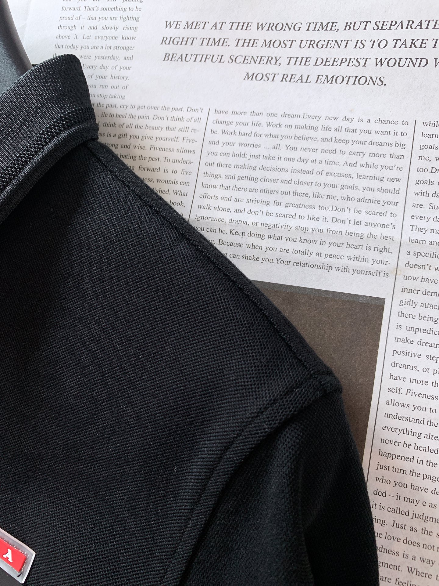 
Prada 普拉达 2025SS春夏新品 
休闲翻领T恤，细节控的高阶选择

胸口红标搭配品牌经典图案