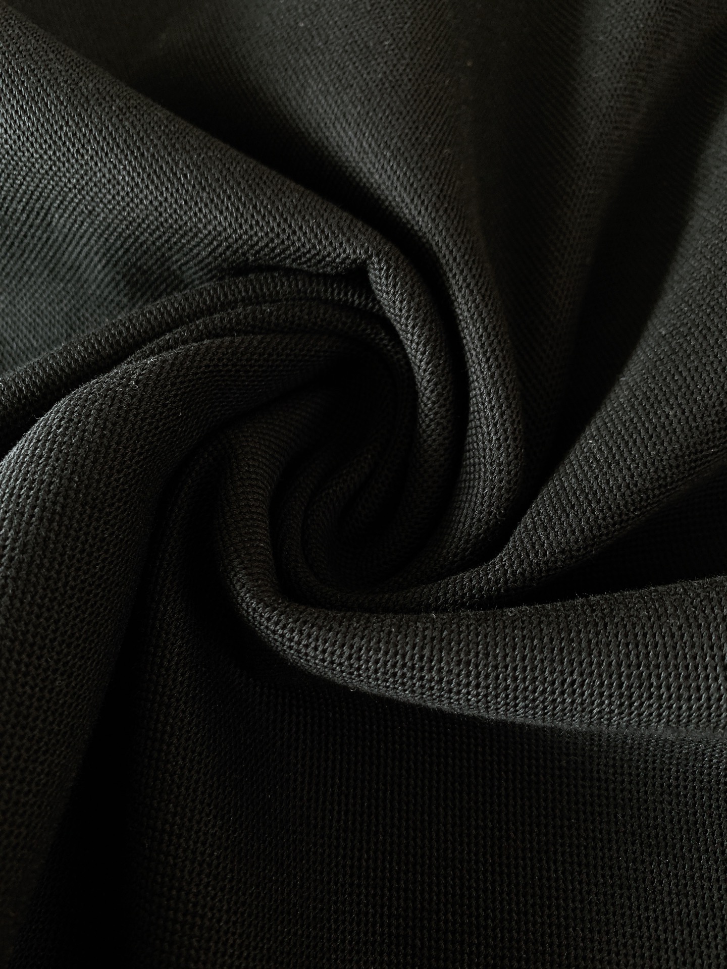 
Prada 普拉达 2025SS春夏新品 
休闲翻领T恤，细节控的高阶选择

胸口红标搭配品牌经典图案