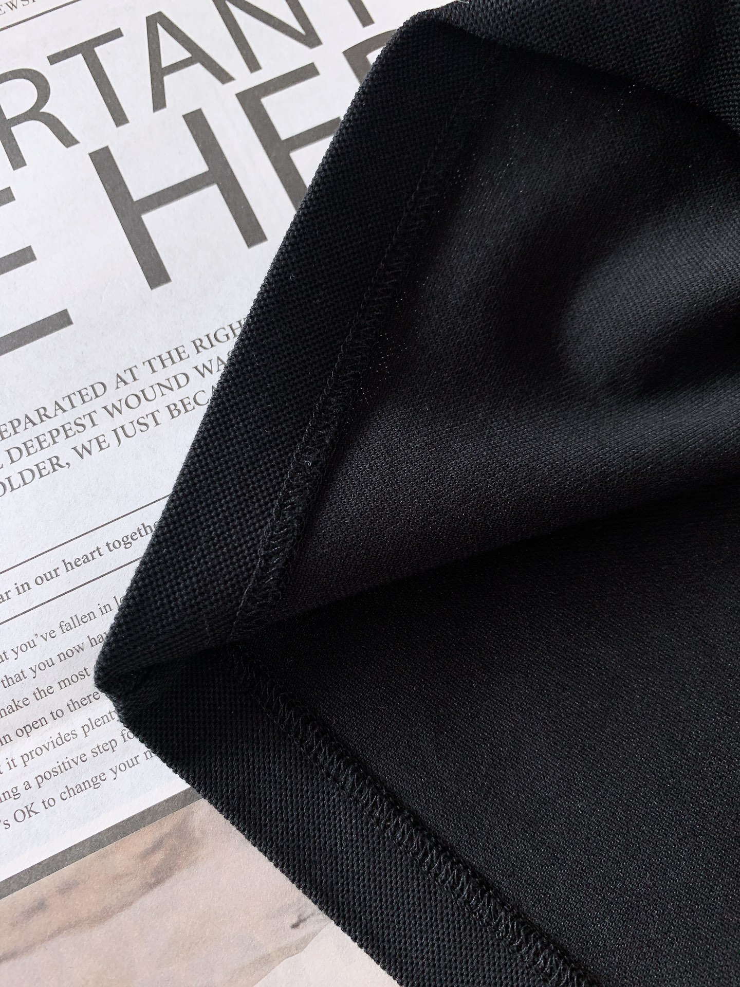 
Prada 普拉达 2025SS春夏新品 
休闲翻领T恤，细节控的高阶选择

胸口红标搭配品牌经典图案