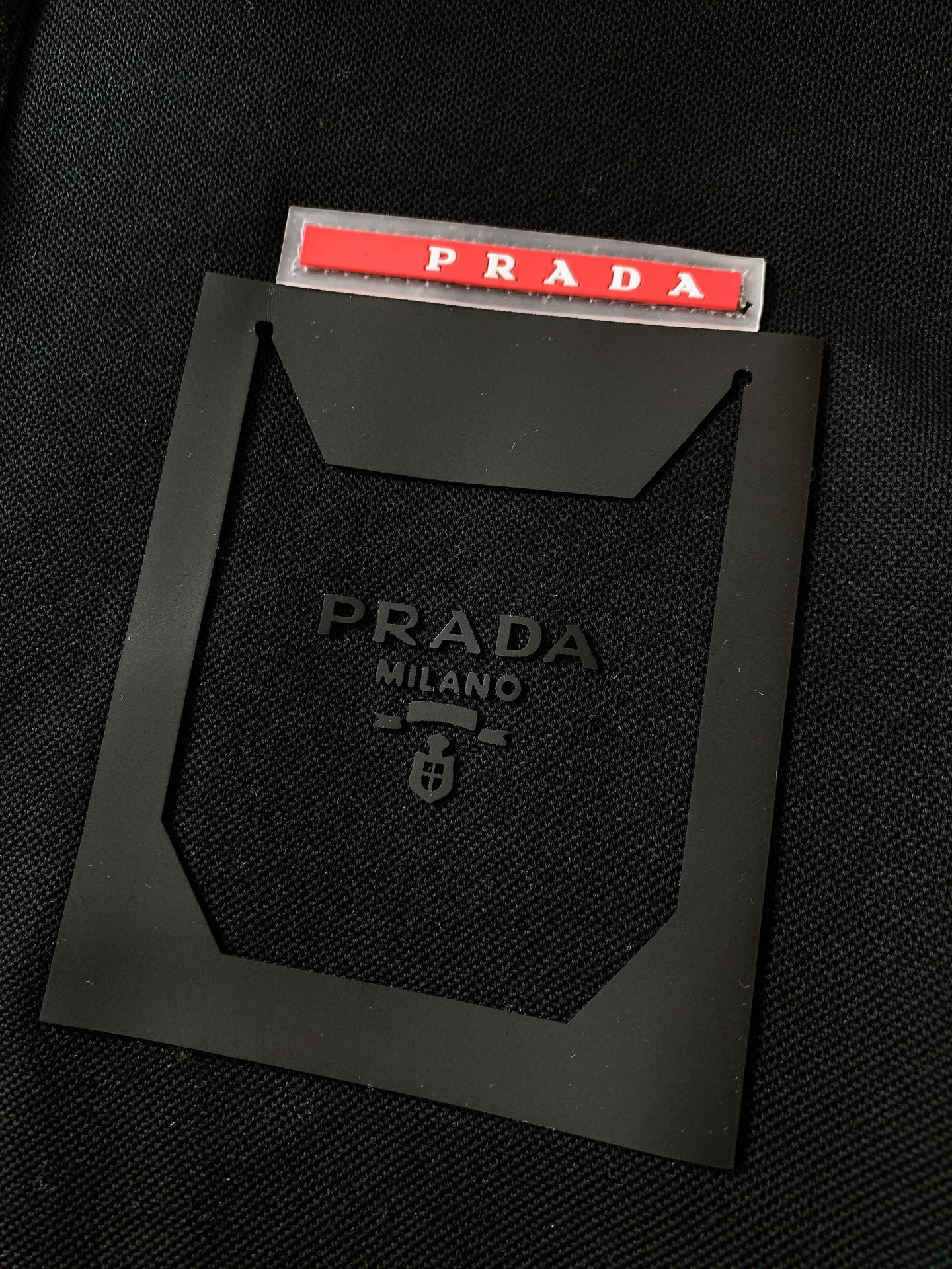
Prada 普拉达 2025SS春夏新品 
休闲翻领T恤，细节控的高阶选择

胸口红标搭配品牌经典图案