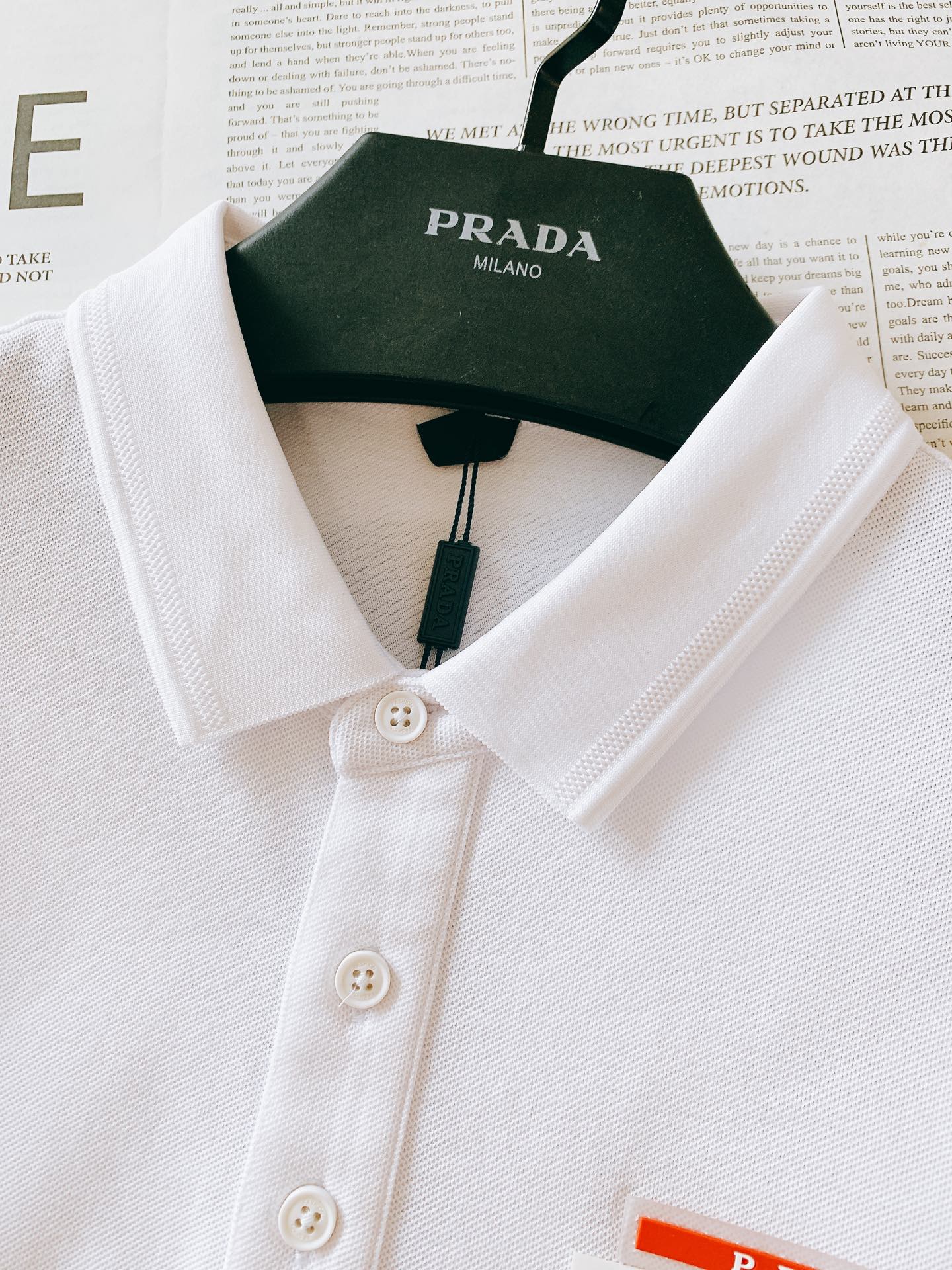 
Prada 普拉达 2025SS春夏新品 
休闲翻领T恤，细节控的高阶选择

胸口红标搭配品牌经典图案