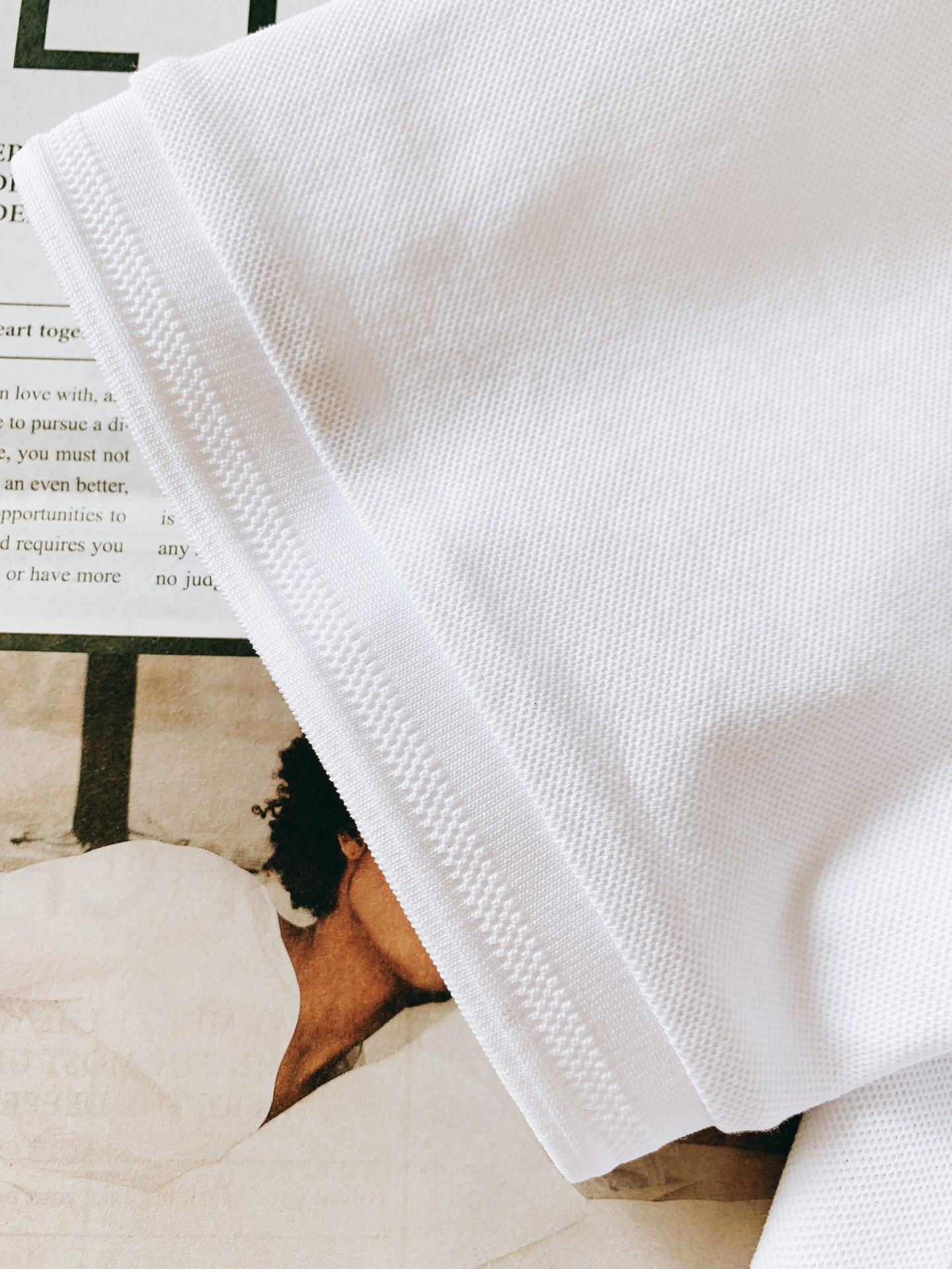 
Prada 普拉达 2025SS春夏新品 
休闲翻领T恤，细节控的高阶选择

胸口红标搭配品牌经典图案