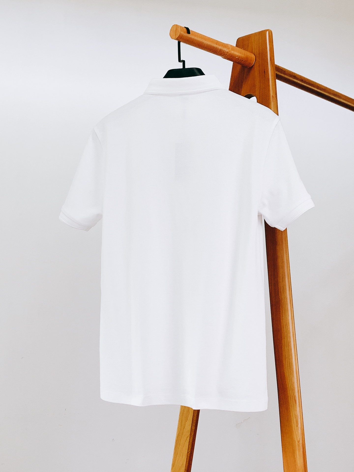 
Prada 普拉达 2025SS春夏新品 
休闲翻领T恤，细节控的高阶选择

胸口红标搭配品牌经典图案