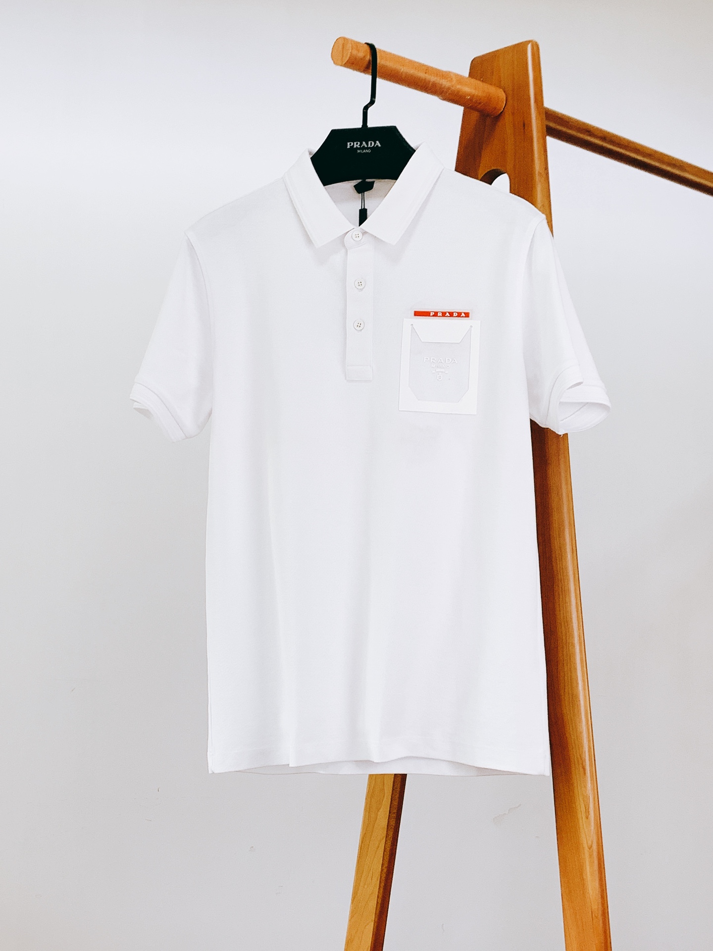 
Prada 普拉达 2025SS春夏新品 
休闲翻领T恤，细节控的高阶选择

胸口红标搭配品牌经典图案