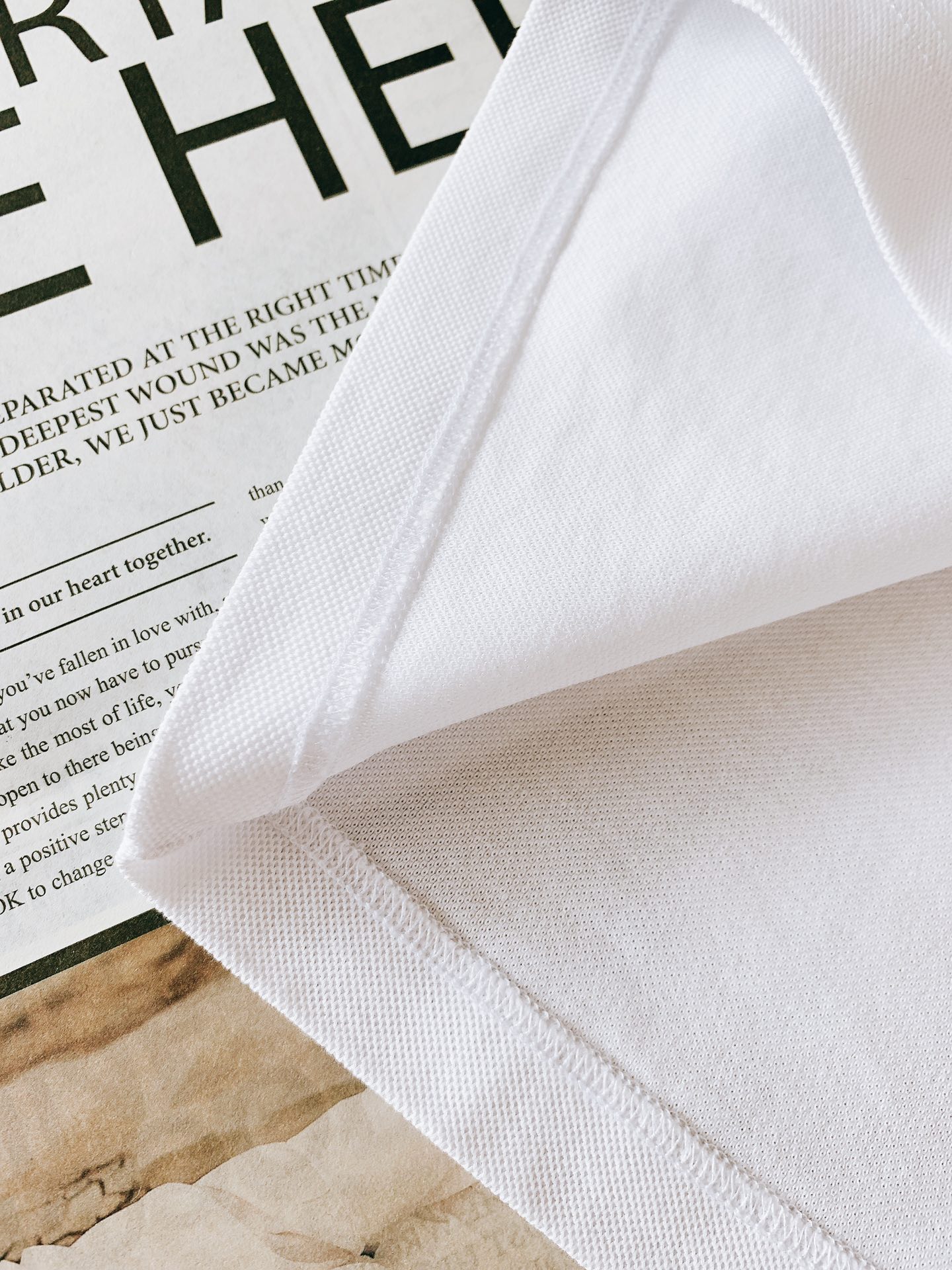 
Prada 普拉达 2025SS春夏新品 
休闲翻领T恤，细节控的高阶选择

胸口红标搭配品牌经典图案