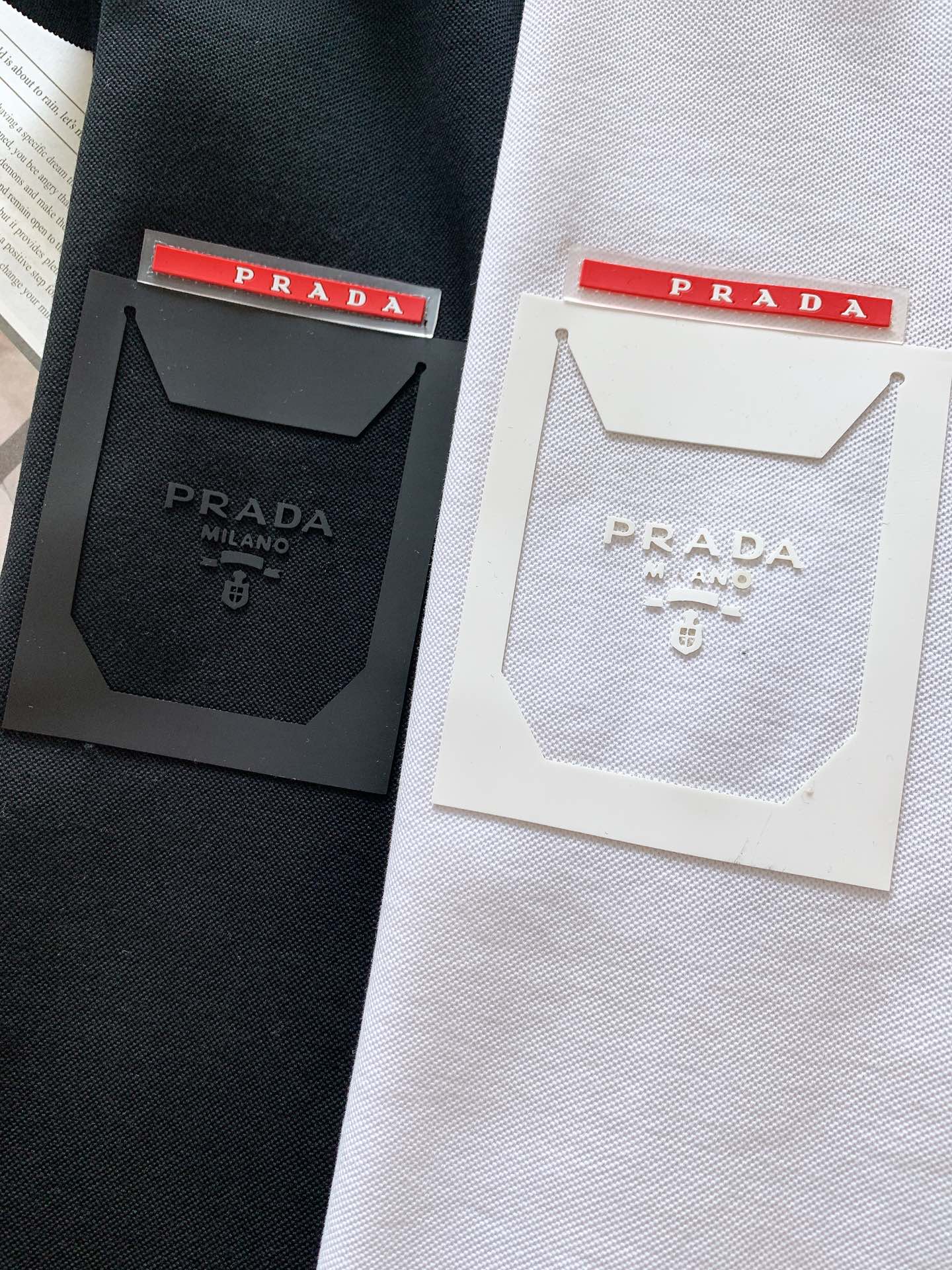 
Prada 普拉达 2025SS春夏新品 
休闲翻领T恤，细节控的高阶选择

胸口红标搭配品牌经典图案