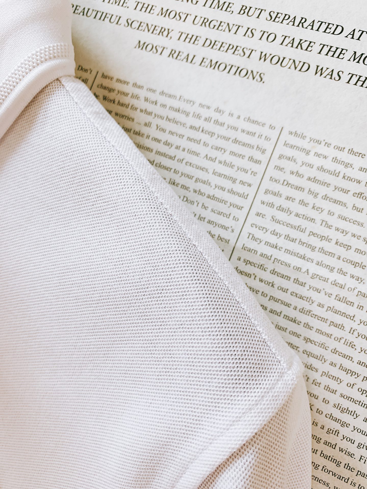 
Prada 普拉达 2025SS春夏新品 
休闲翻领T恤，细节控的高阶选择

胸口红标搭配品牌经典图案