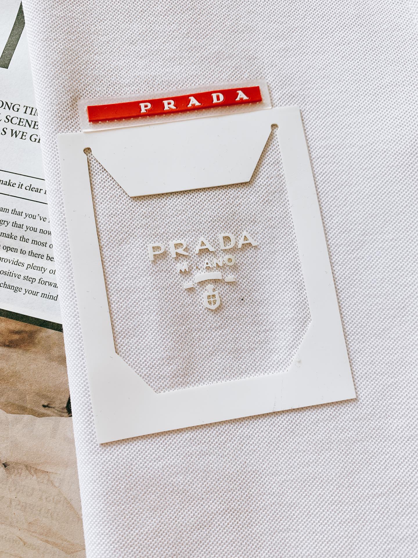 
Prada 普拉达 2025SS春夏新品 
休闲翻领T恤，细节控的高阶选择

胸口红标搭配品牌经典图案