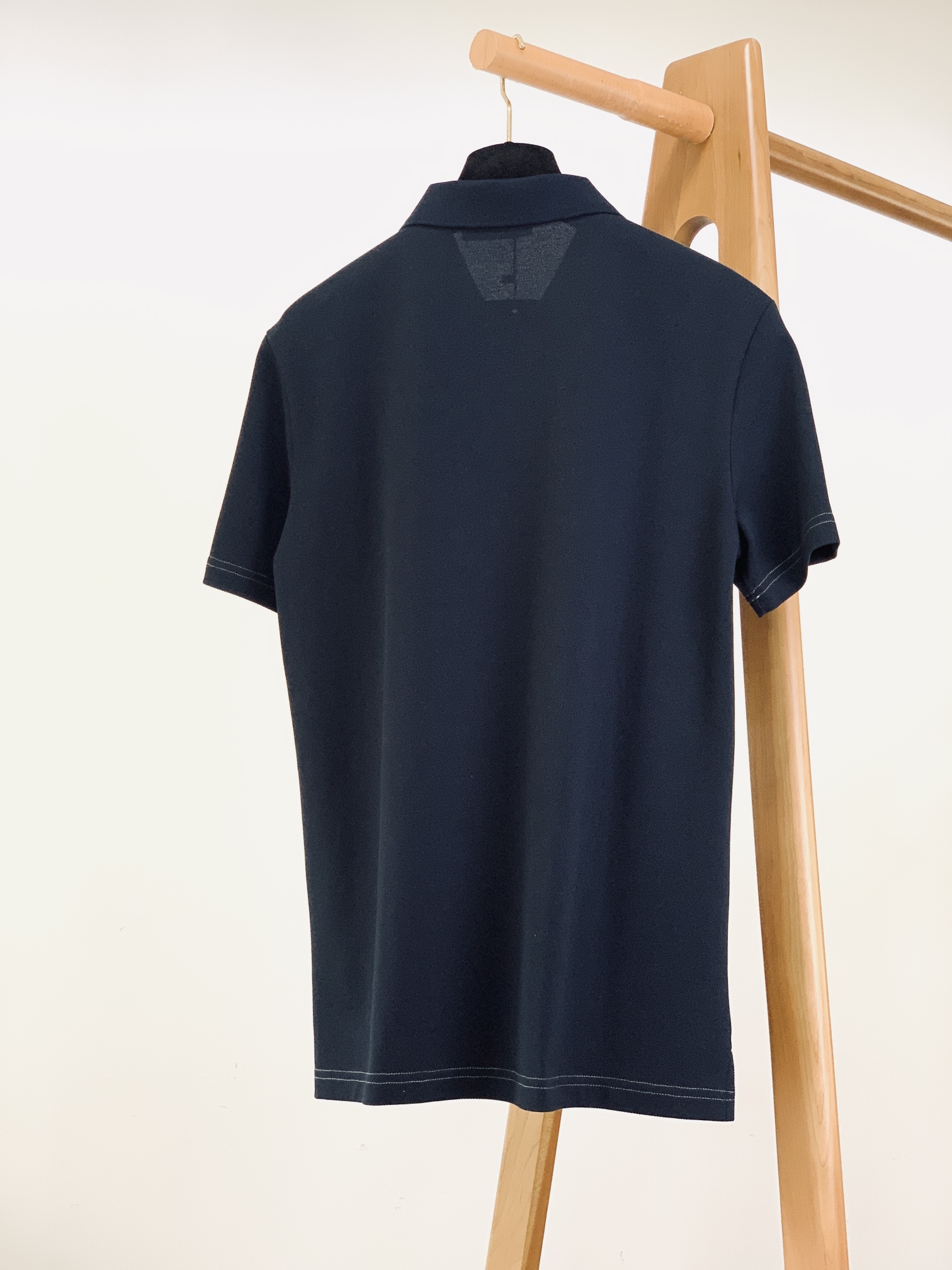 
Brunello Cucinelli 布鲁奈罗.库奇内利 BC
起脚珠地翻领短T。
非常规面料裁剪缝制