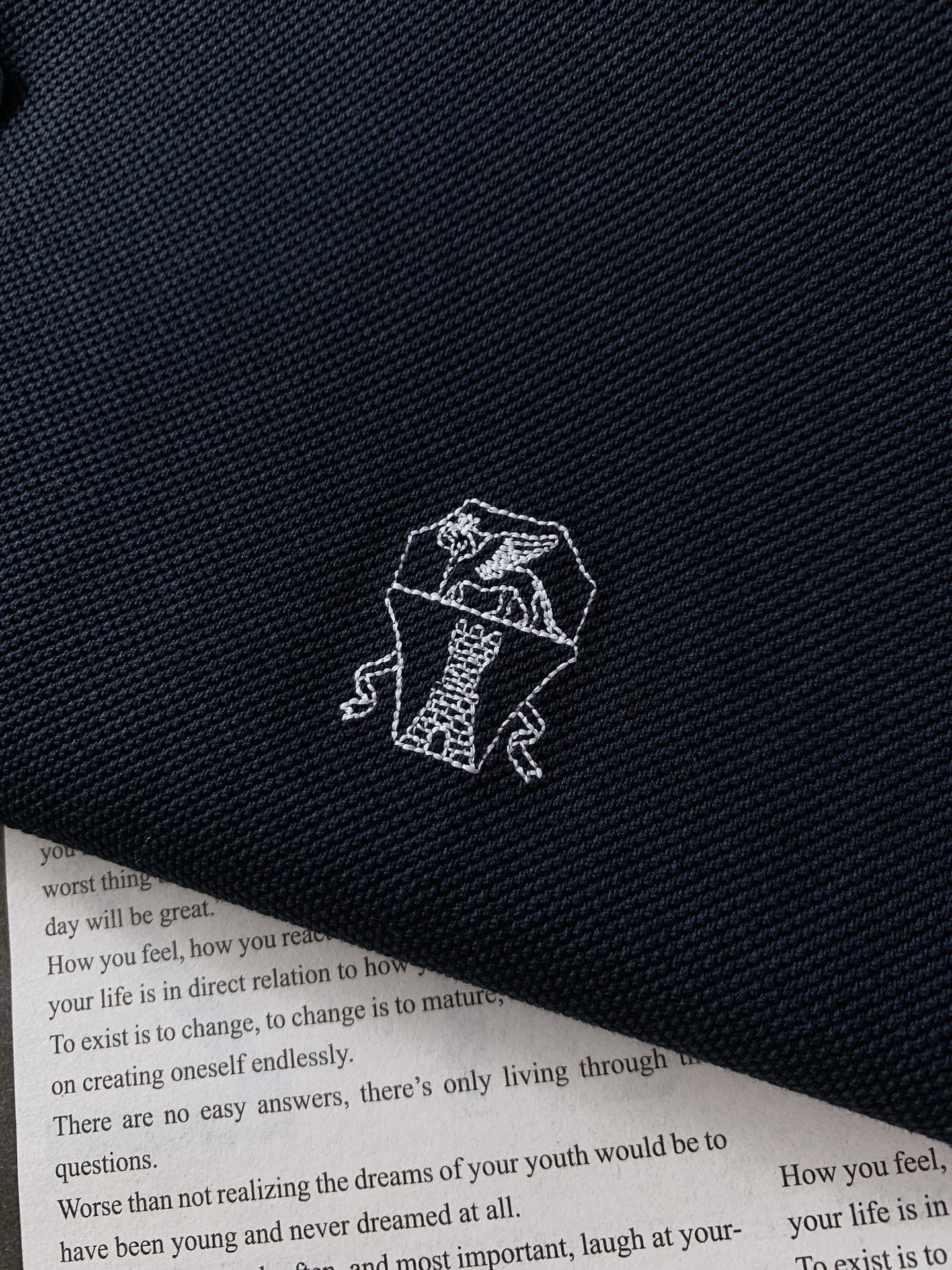 
Brunello Cucinelli 布鲁奈罗.库奇内利 BC
起脚珠地翻领短T。
非常规面料裁剪缝制