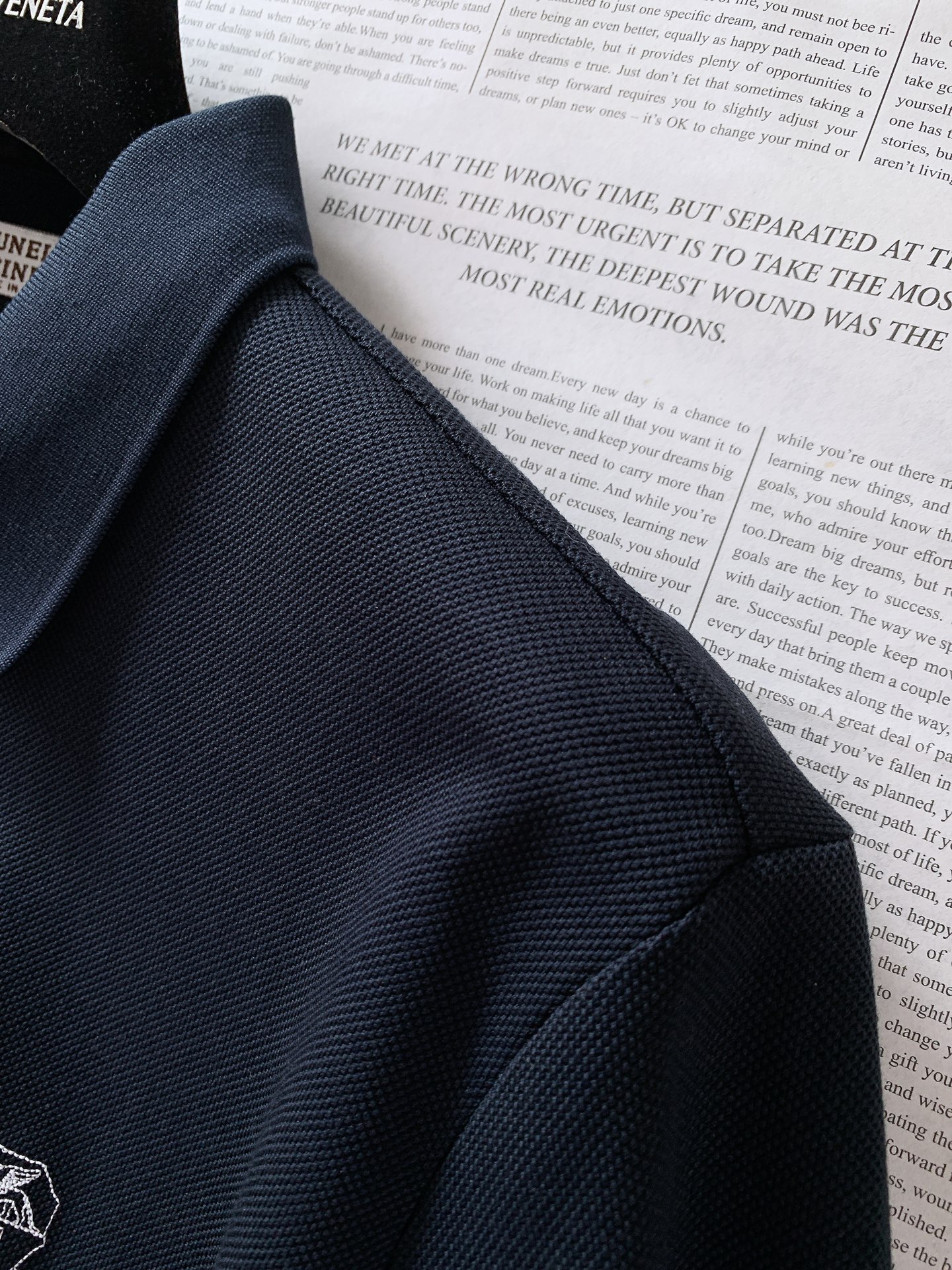 
Brunello Cucinelli 布鲁奈罗.库奇内利 BC
起脚珠地翻领短T。
非常规面料裁剪缝制