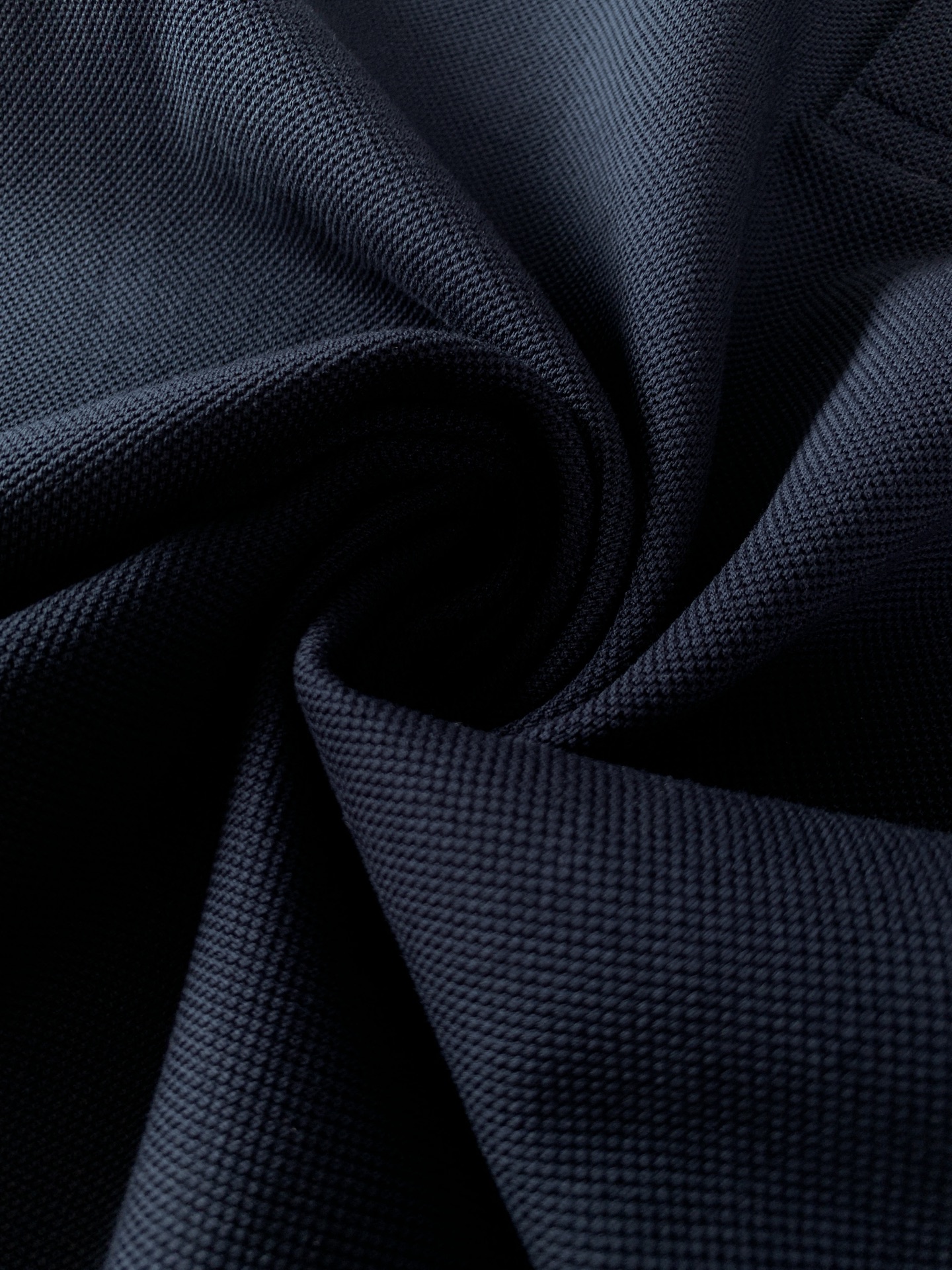 
Brunello Cucinelli 布鲁奈罗.库奇内利 BC
起脚珠地翻领短T。
非常规面料裁剪缝制