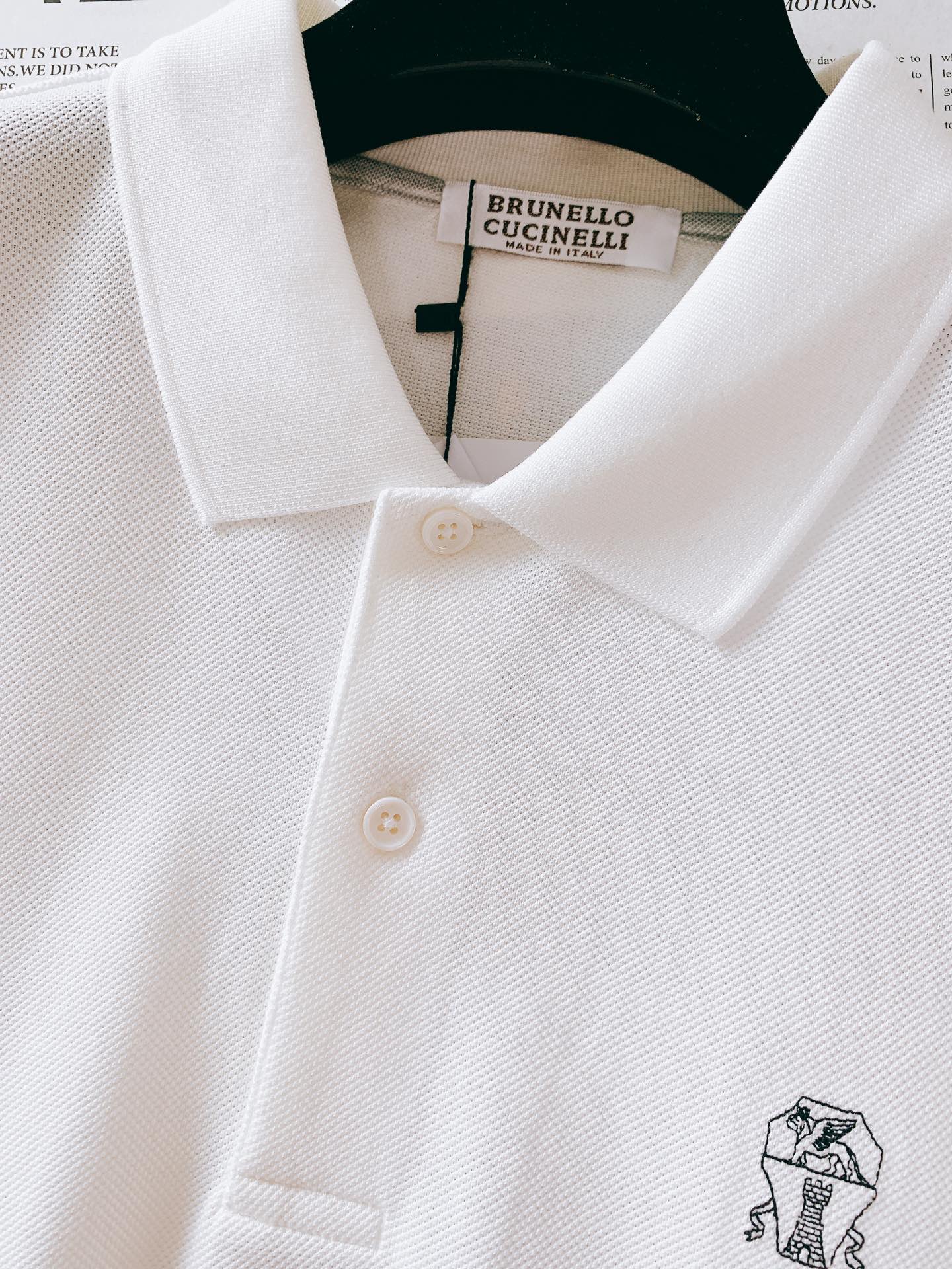 
Brunello Cucinelli 布鲁奈罗.库奇内利 BC
起脚珠地翻领短T。
非常规面料裁剪缝制