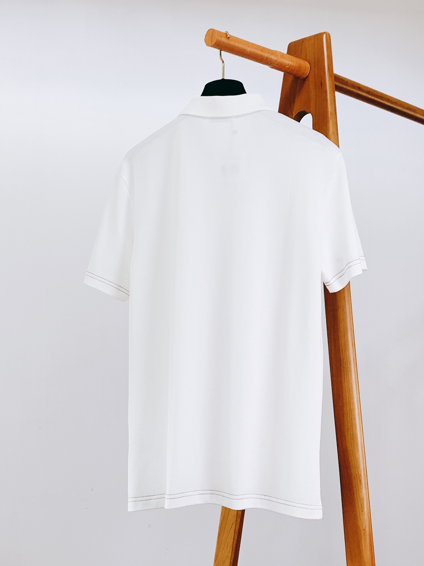 
Brunello Cucinelli 布鲁奈罗.库奇内利 BC
起脚珠地翻领短T。
非常规面料裁剪缝制