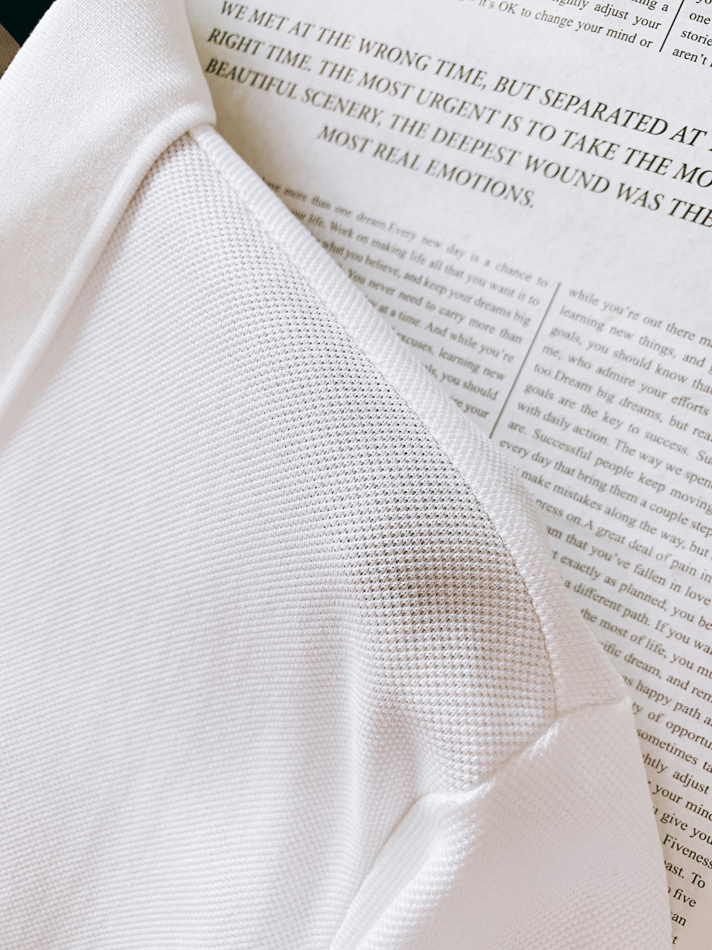 
Brunello Cucinelli 布鲁奈罗.库奇内利 BC
起脚珠地翻领短T。
非常规面料裁剪缝制