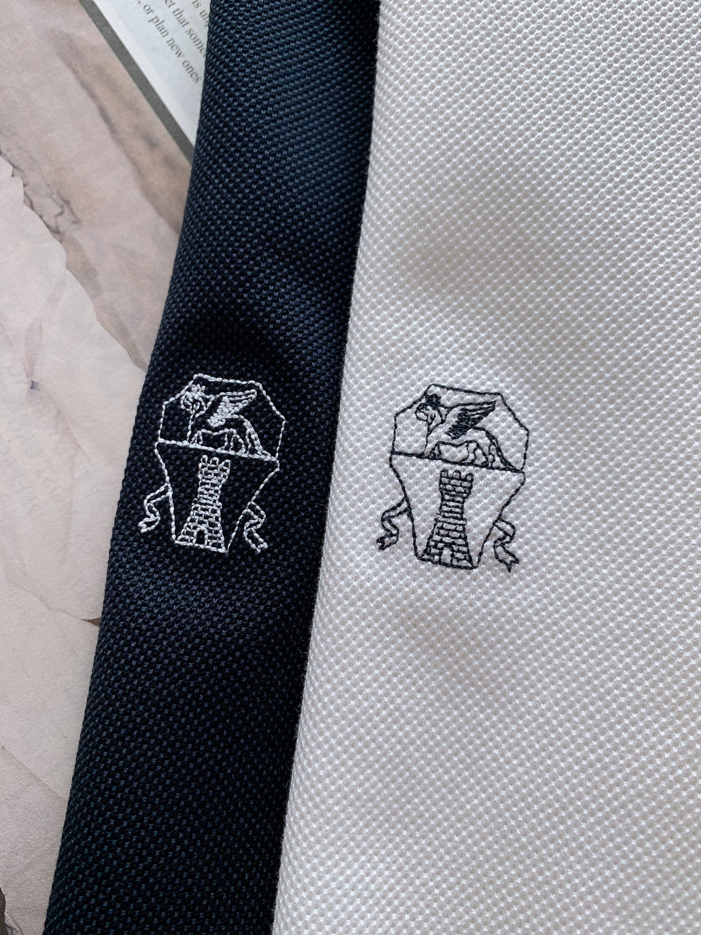 
Brunello Cucinelli 布鲁奈罗.库奇内利 BC
起脚珠地翻领短T。
非常规面料裁剪缝制