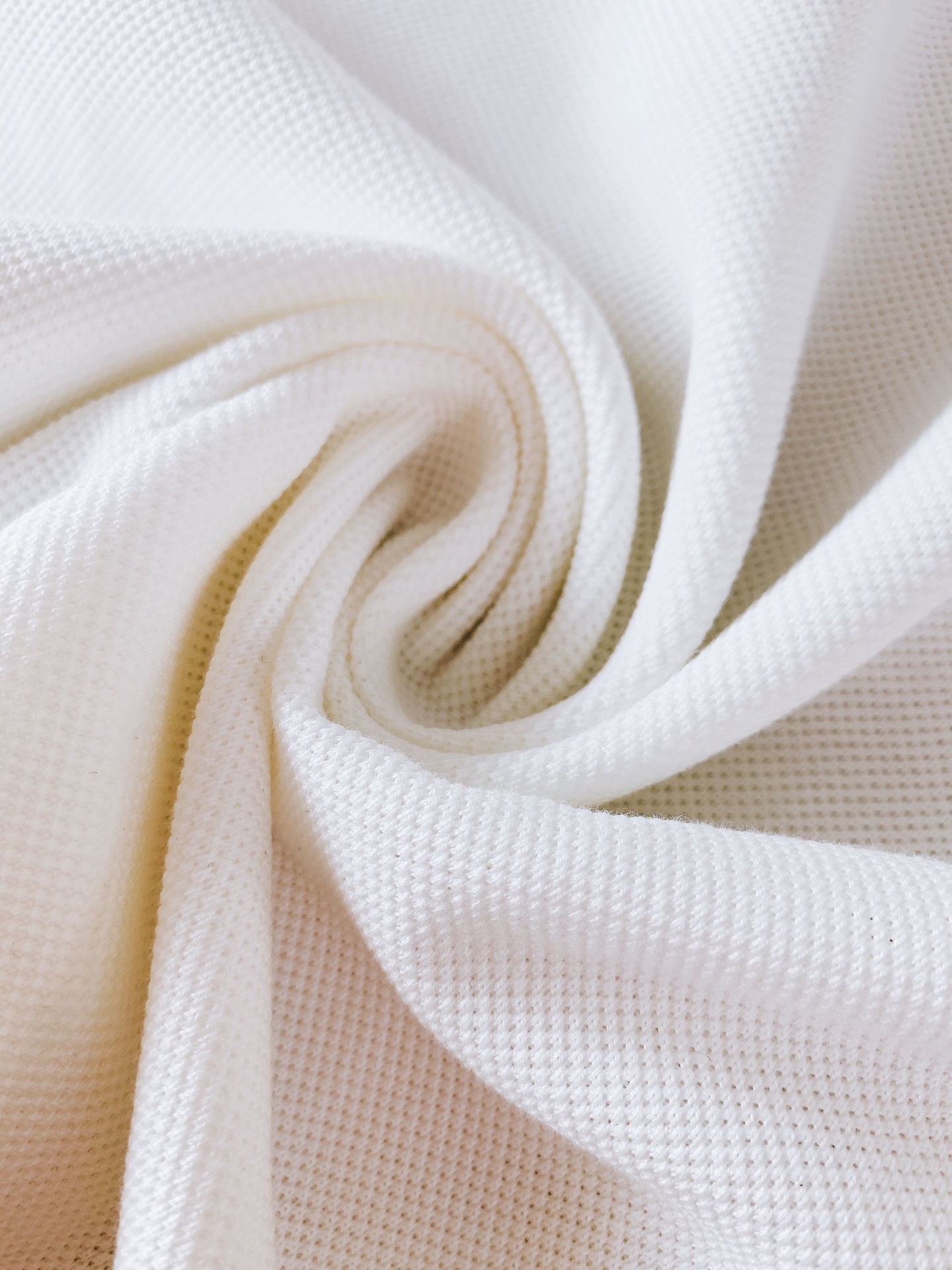 
Brunello Cucinelli 布鲁奈罗.库奇内利 BC
起脚珠地翻领短T。
非常规面料裁剪缝制