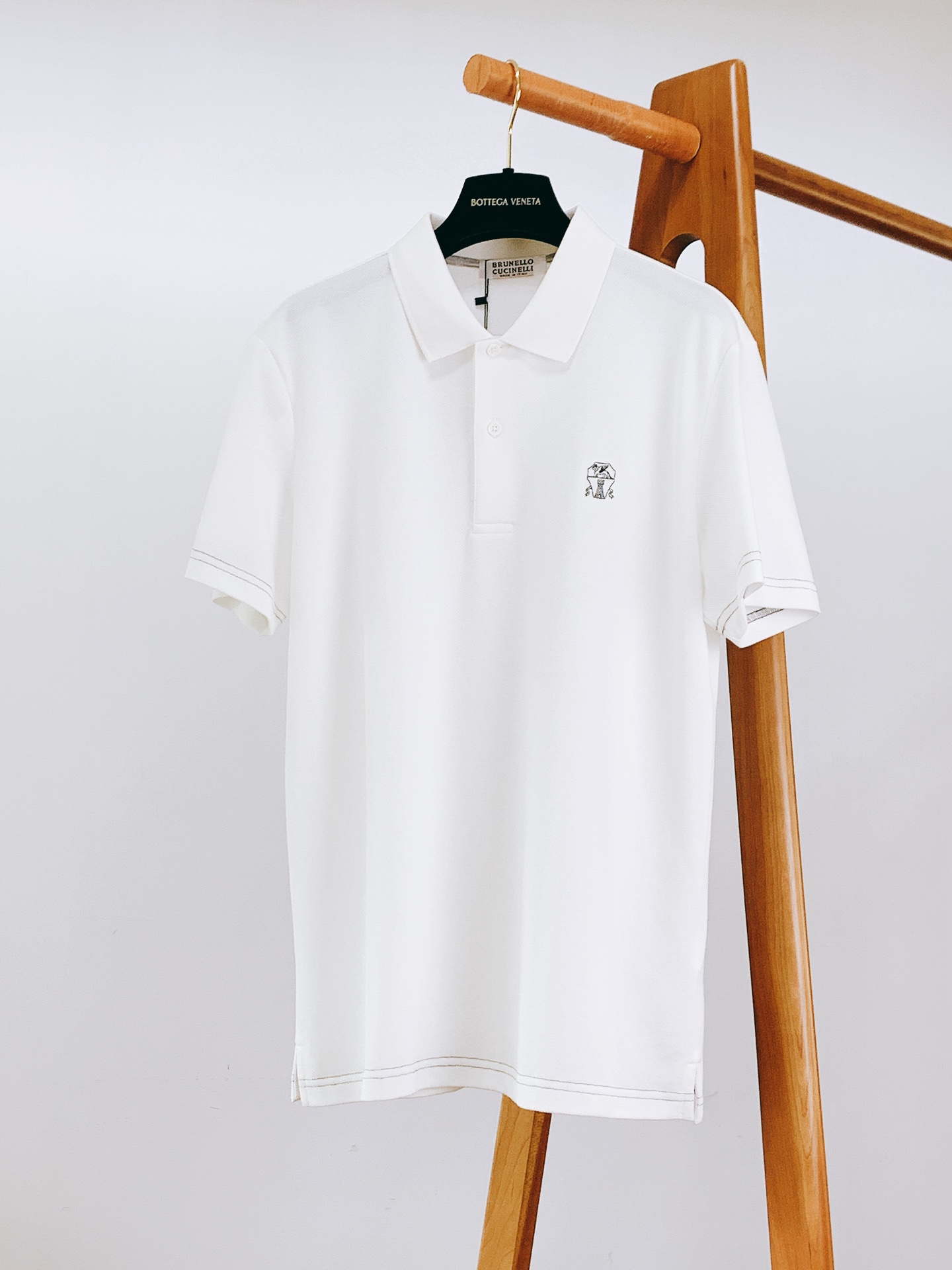 
Brunello Cucinelli 布鲁奈罗.库奇内利 BC
起脚珠地翻领短T。
非常规面料裁剪缝制