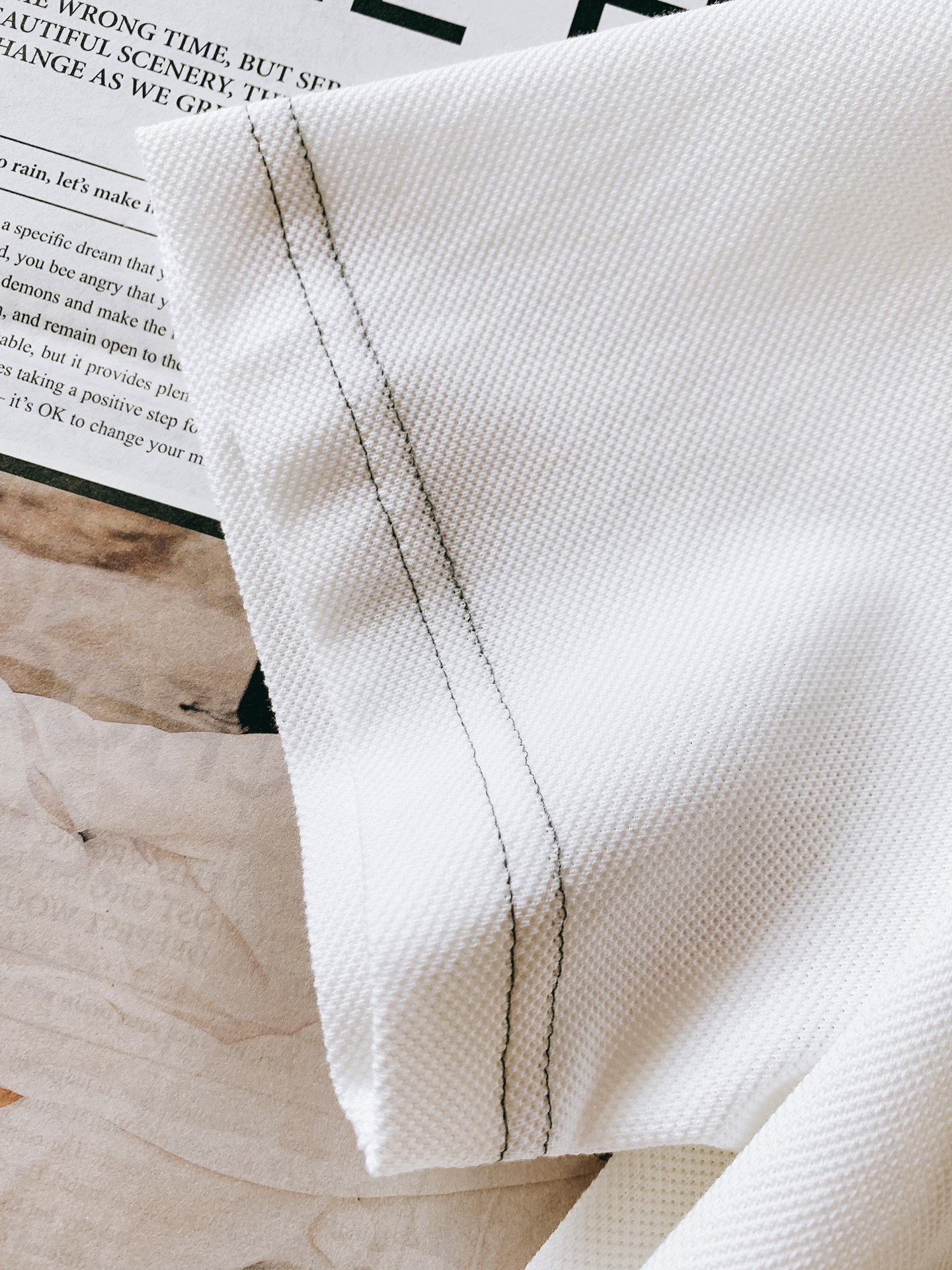 
Brunello Cucinelli 布鲁奈罗.库奇内利 BC
起脚珠地翻领短T。
非常规面料裁剪缝制