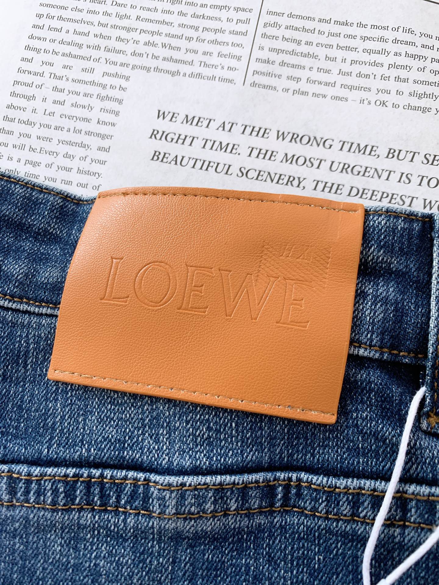 
Loewe 罗意威 2025FW早秋新品 
高级时装感，休闲洗水牛仔裤。
面料很特殊，超细精仿棉纱混纺