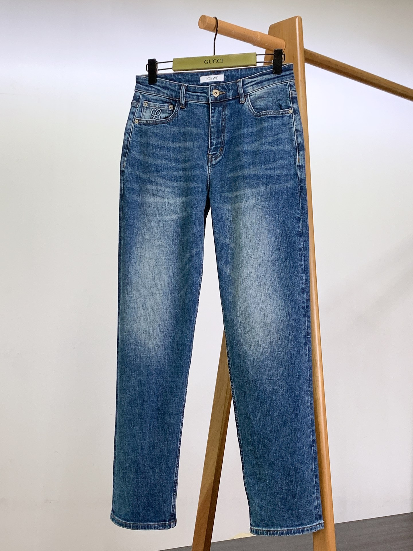 
Loewe 罗意威 2025FW早秋新品 
高级时装感，休闲洗水牛仔裤。
面料很特殊，超细精仿棉纱混纺