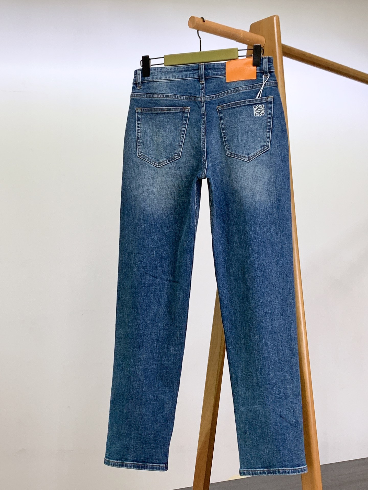 
Loewe 罗意威 2025FW早秋新品 
高级时装感，休闲洗水牛仔裤。
面料很特殊，超细精仿棉纱混纺