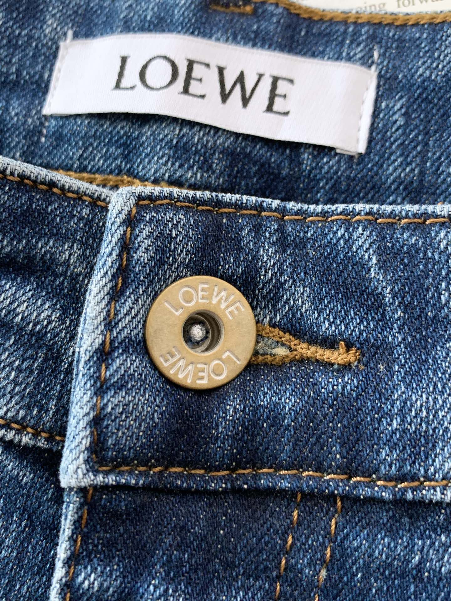 
Loewe 罗意威 2025FW早秋新品 
高级时装感，休闲洗水牛仔裤。
面料很特殊，超细精仿棉纱混纺