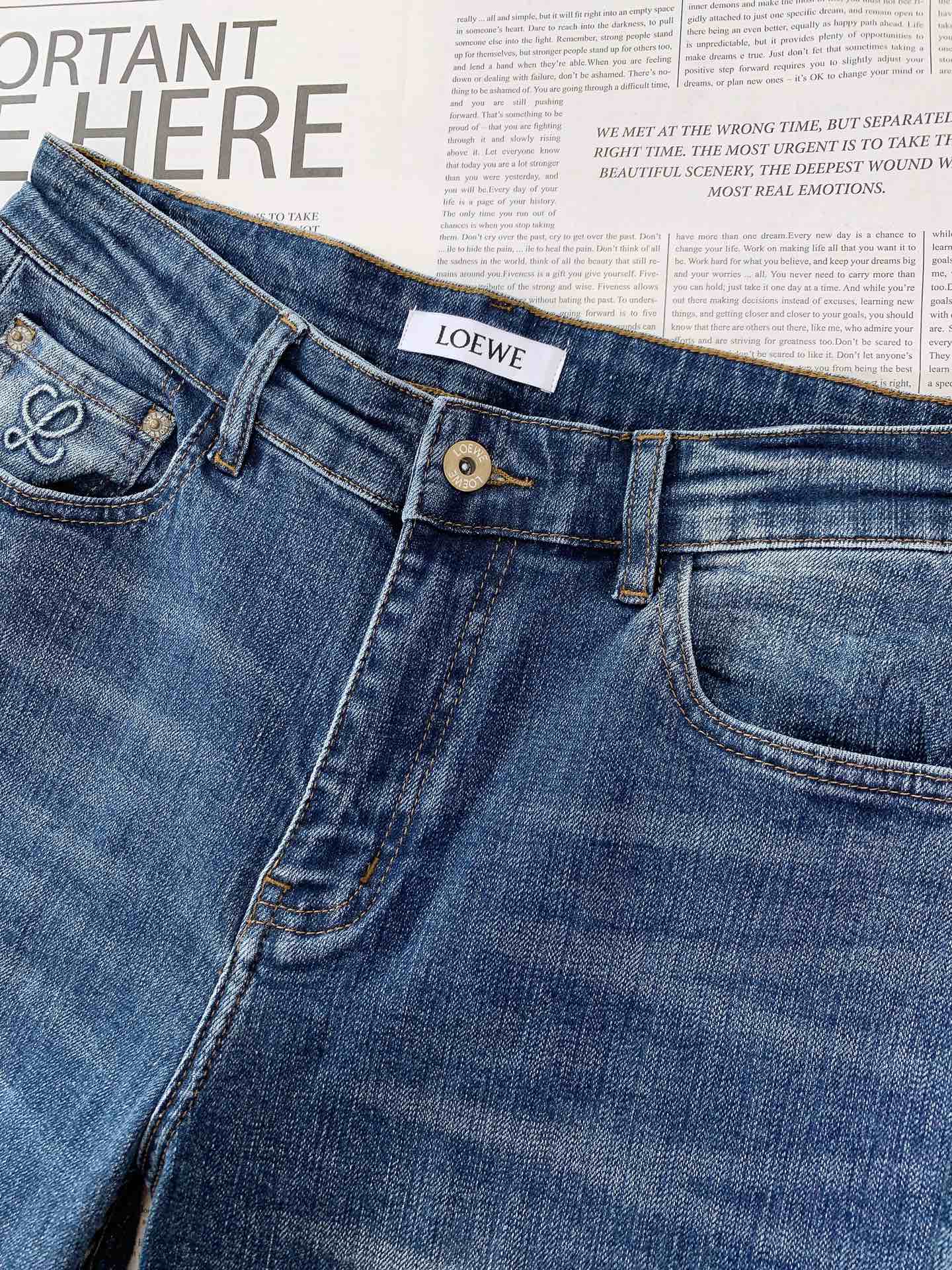 
Loewe 罗意威 2025FW早秋新品 
高级时装感，休闲洗水牛仔裤。
面料很特殊，超细精仿棉纱混纺