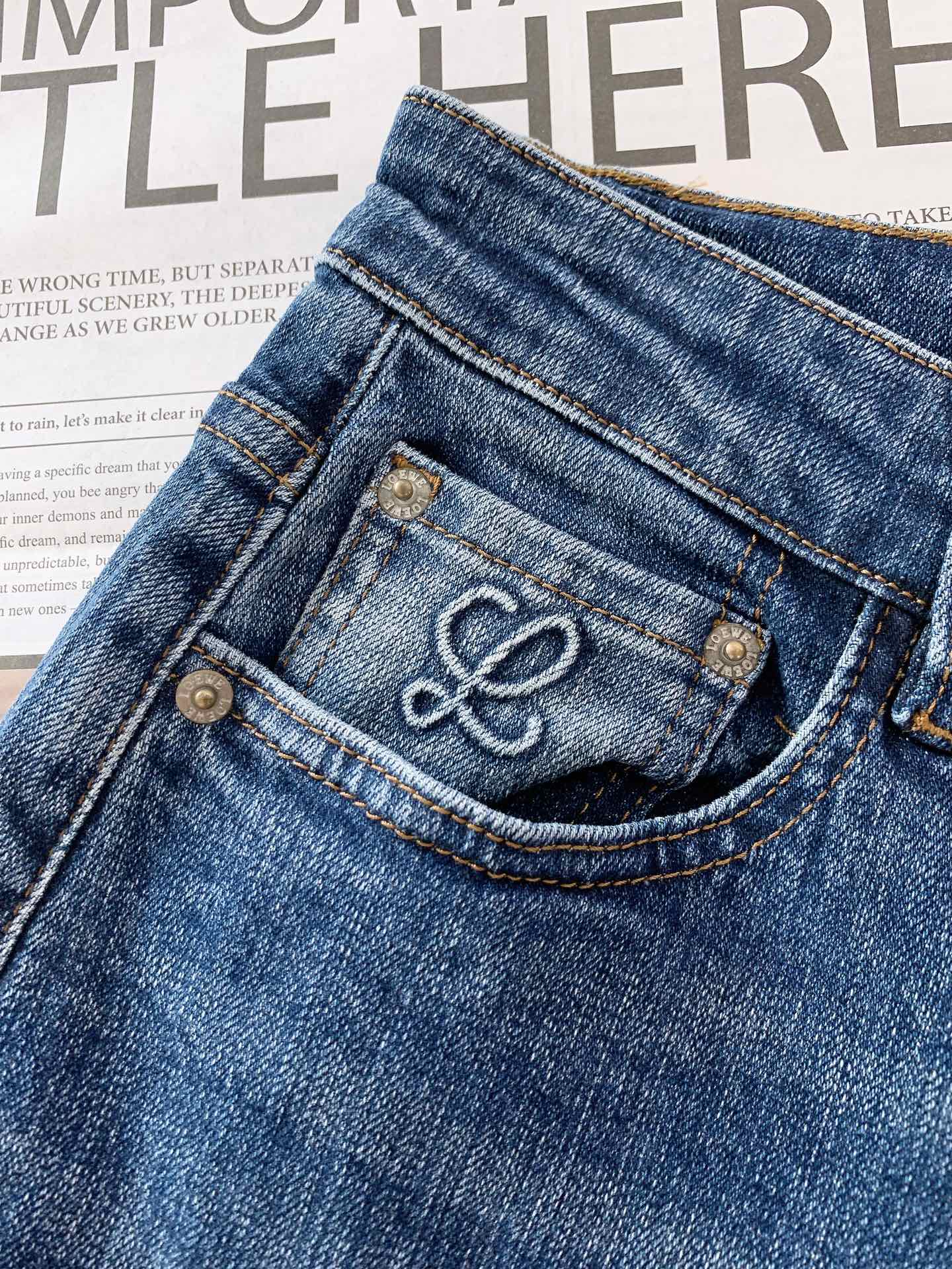 
Loewe 罗意威 2025FW早秋新品 
高级时装感，休闲洗水牛仔裤。
面料很特殊，超细精仿棉纱混纺