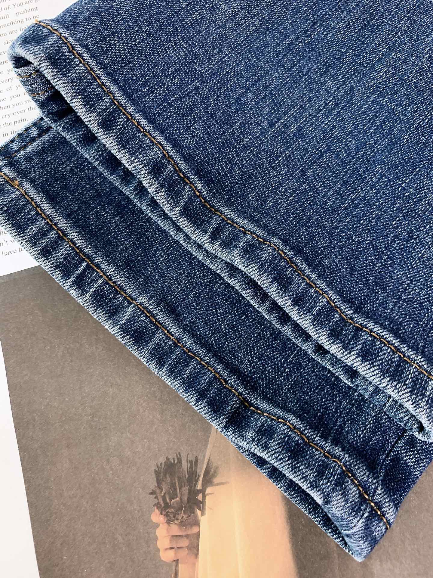 
Loewe 罗意威 2025FW早秋新品 
高级时装感，休闲洗水牛仔裤。
面料很特殊，超细精仿棉纱混纺