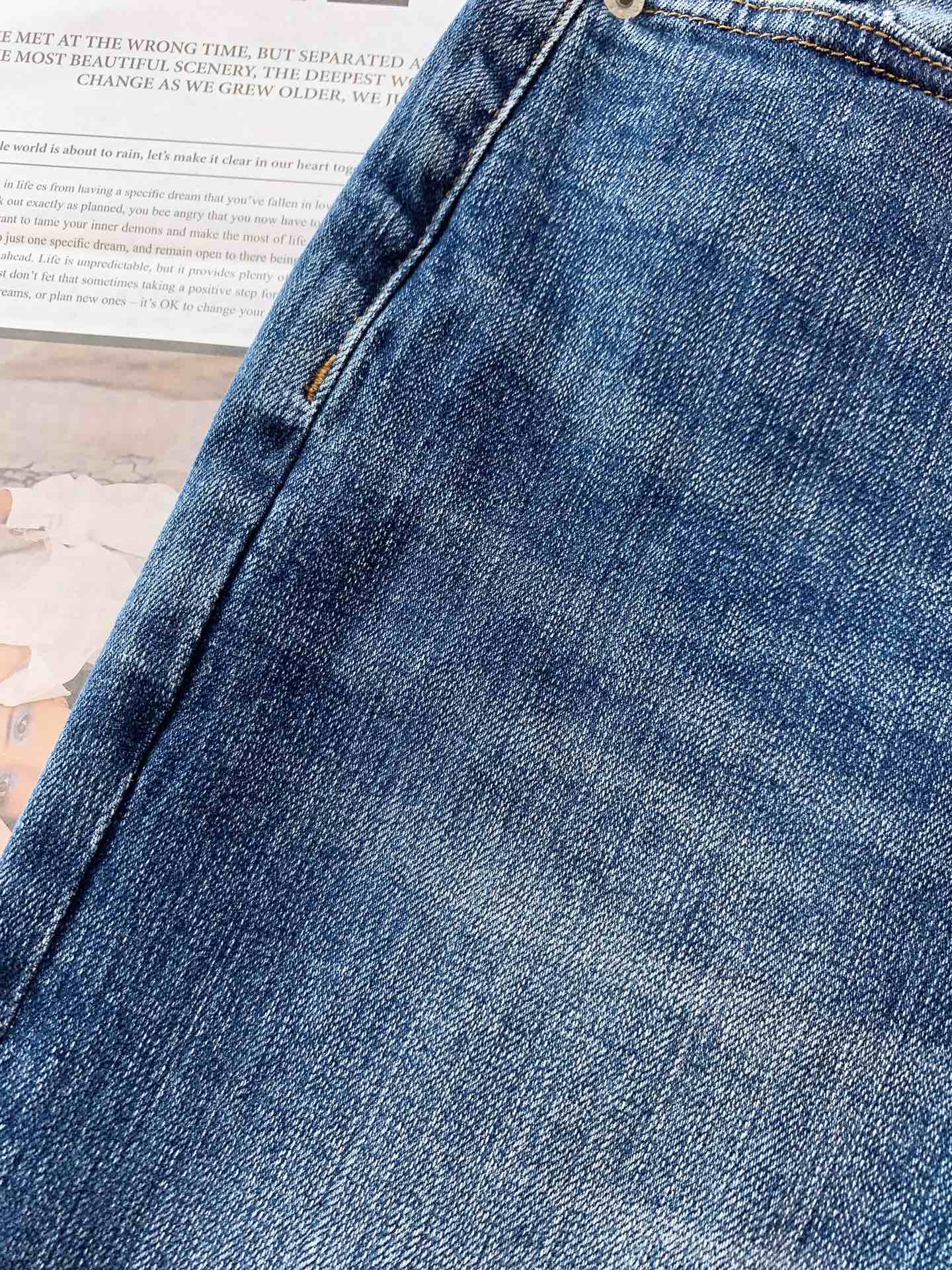 
Loewe 罗意威 2025FW早秋新品 
高级时装感，休闲洗水牛仔裤。
面料很特殊，超细精仿棉纱混纺