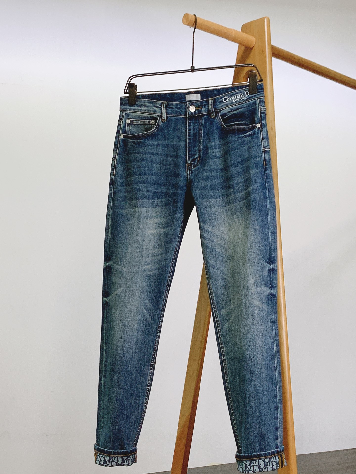 
Dior Homme 迪奥·桀傲 2025FW早秋新品
高订牛仔 | 把“高级感”缝进每寸布
腰头 “