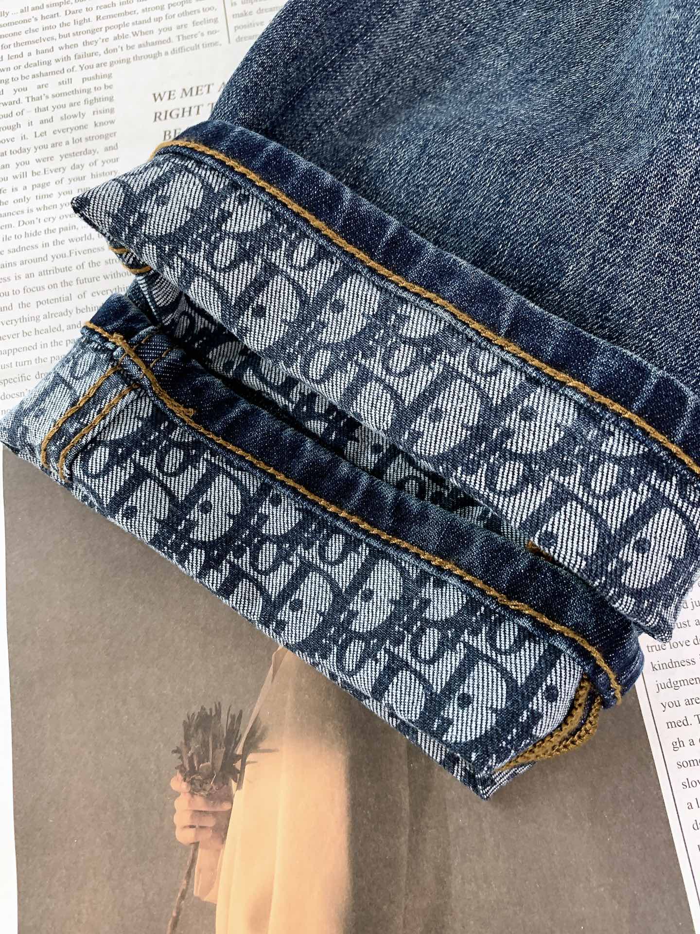 
Dior Homme 迪奥·桀傲 2025FW早秋新品
高订牛仔 | 把“高级感”缝进每寸布
腰头 “