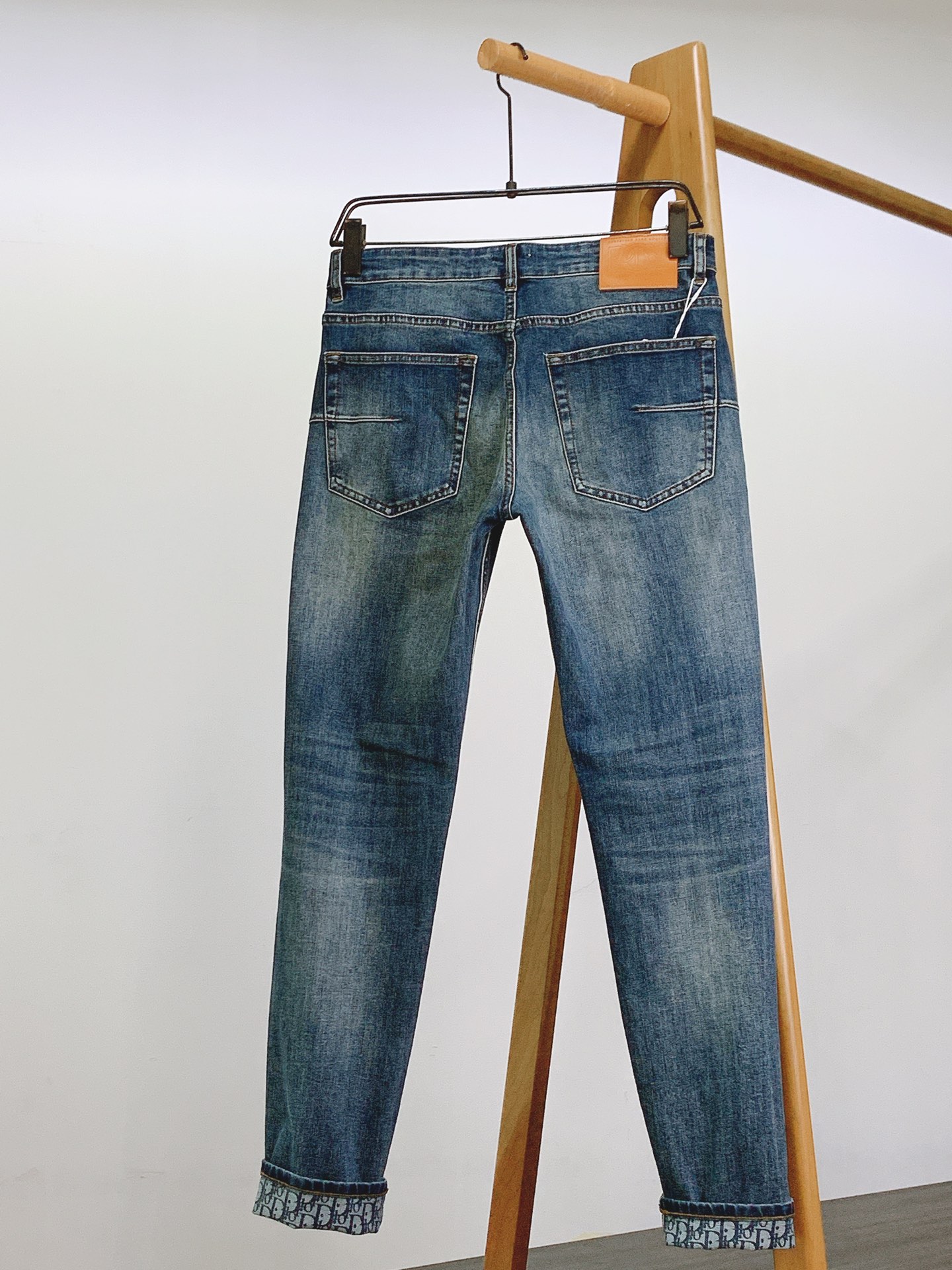 
Dior Homme 迪奥·桀傲 2025FW早秋新品
高订牛仔 | 把“高级感”缝进每寸布
腰头 “