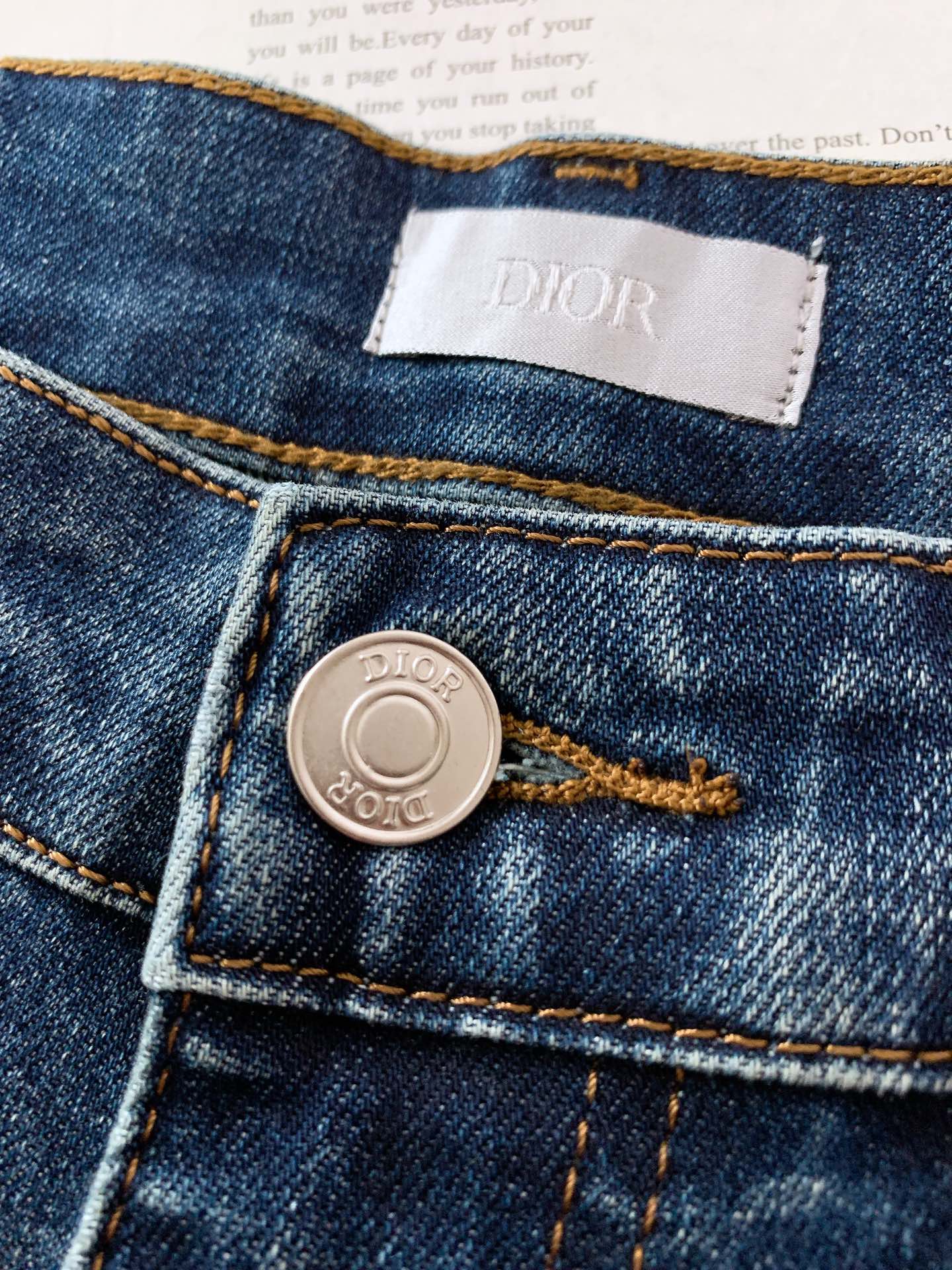 
Dior Homme 迪奥·桀傲 2025FW早秋新品
高订牛仔 | 把“高级感”缝进每寸布
腰头 “