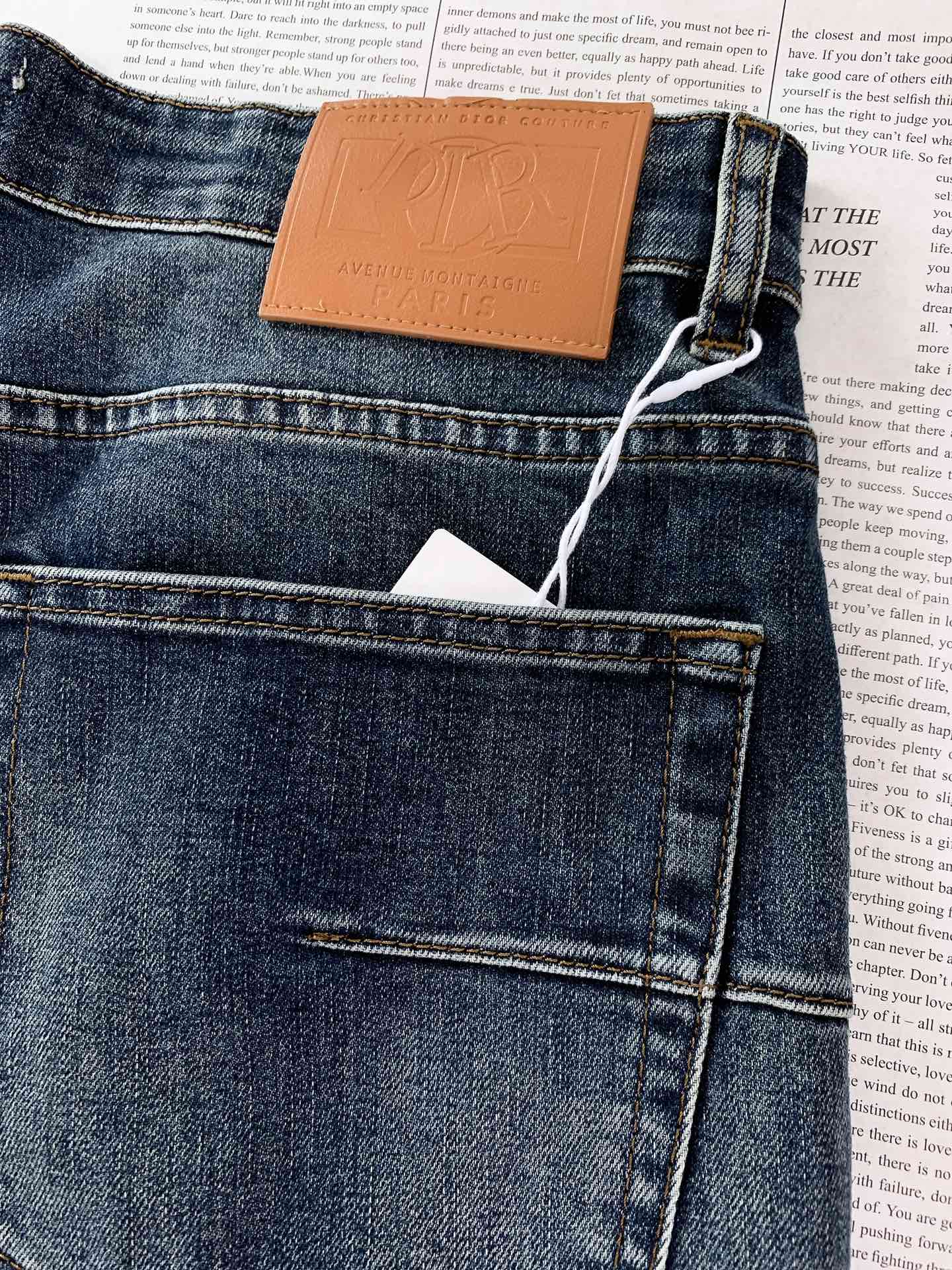 
Dior Homme 迪奥·桀傲 2025FW早秋新品
高订牛仔 | 把“高级感”缝进每寸布
腰头 “