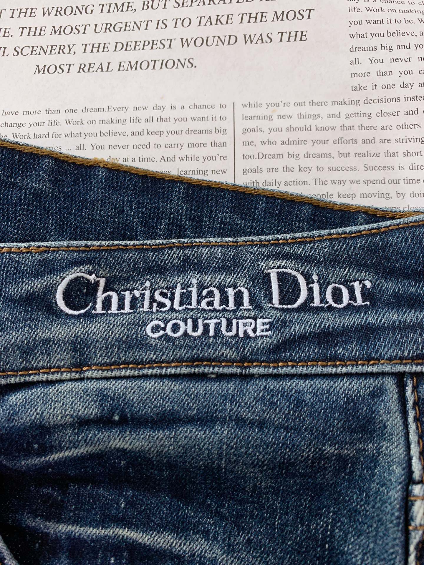 
Dior Homme 迪奥·桀傲 2025FW早秋新品
高订牛仔 | 把“高级感”缝进每寸布
腰头 “