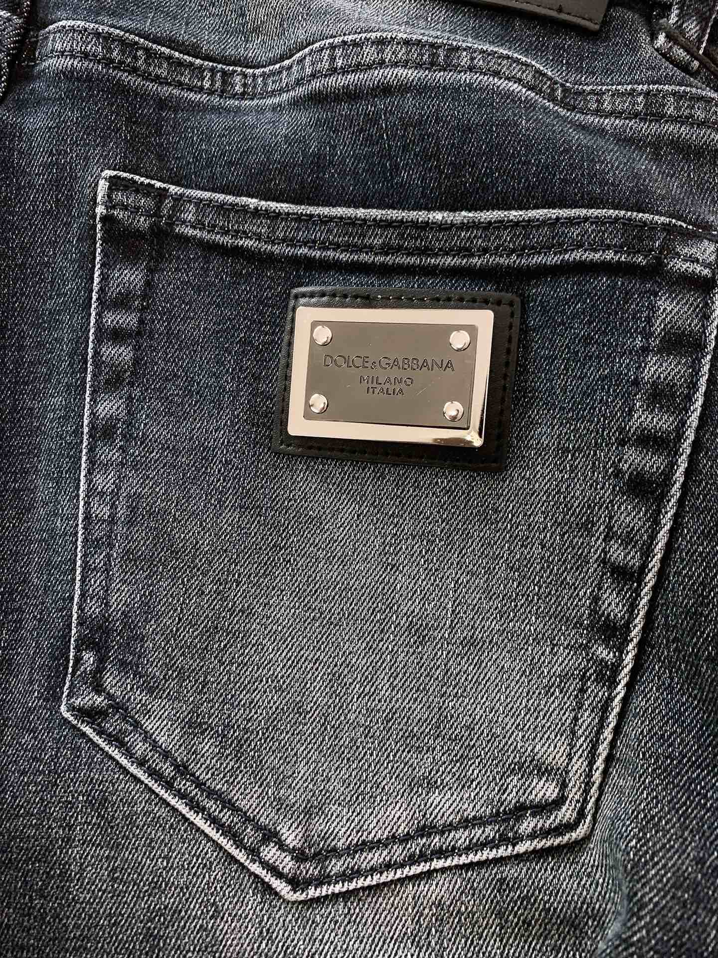 
DOLCE&GABBANA 杜嘉班纳 极具DG家美学基调的一款牛仔裤👖以面料和品质为主导，延续了常态化