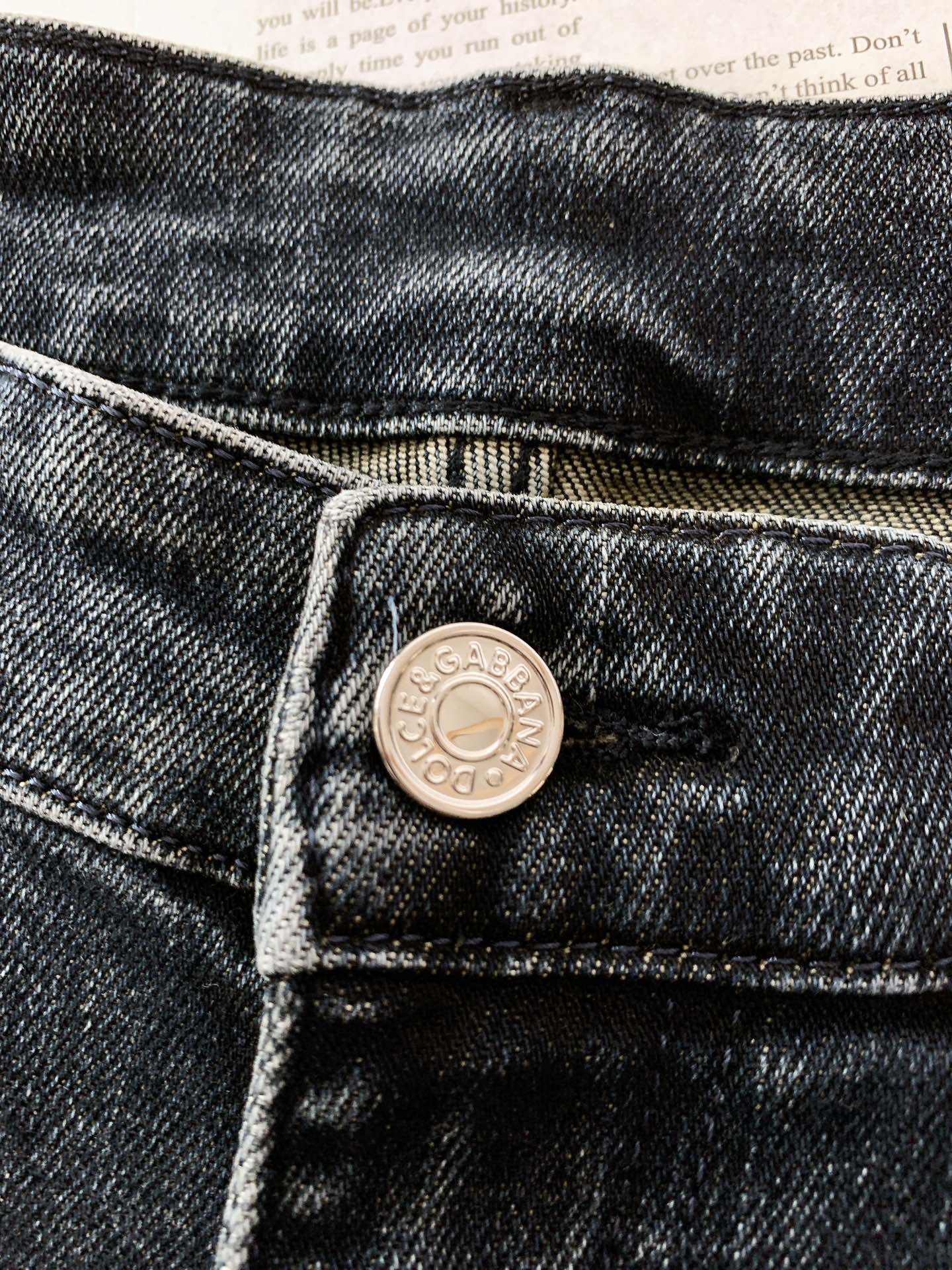 
DOLCE&GABBANA 杜嘉班纳 极具DG家美学基调的一款牛仔裤👖以面料和品质为主导，延续了常态化