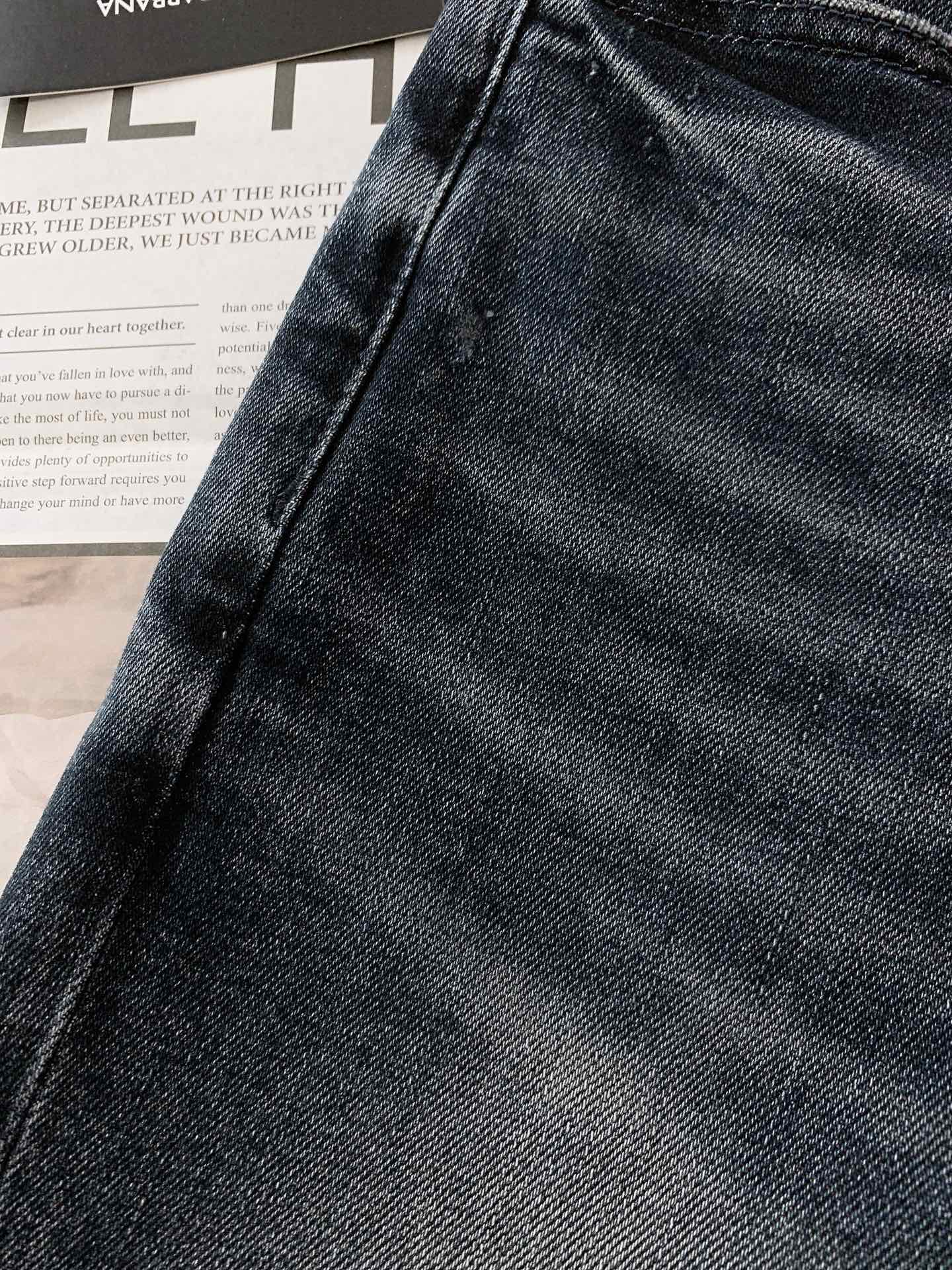 
DOLCE&GABBANA 杜嘉班纳 极具DG家美学基调的一款牛仔裤👖以面料和品质为主导，延续了常态化