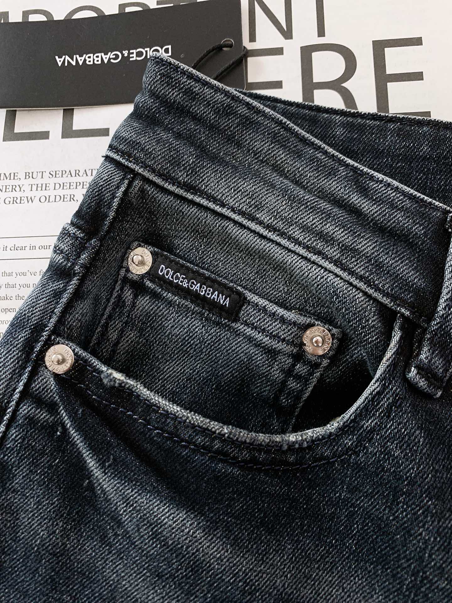 
DOLCE&GABBANA 杜嘉班纳 极具DG家美学基调的一款牛仔裤👖以面料和品质为主导，延续了常态化