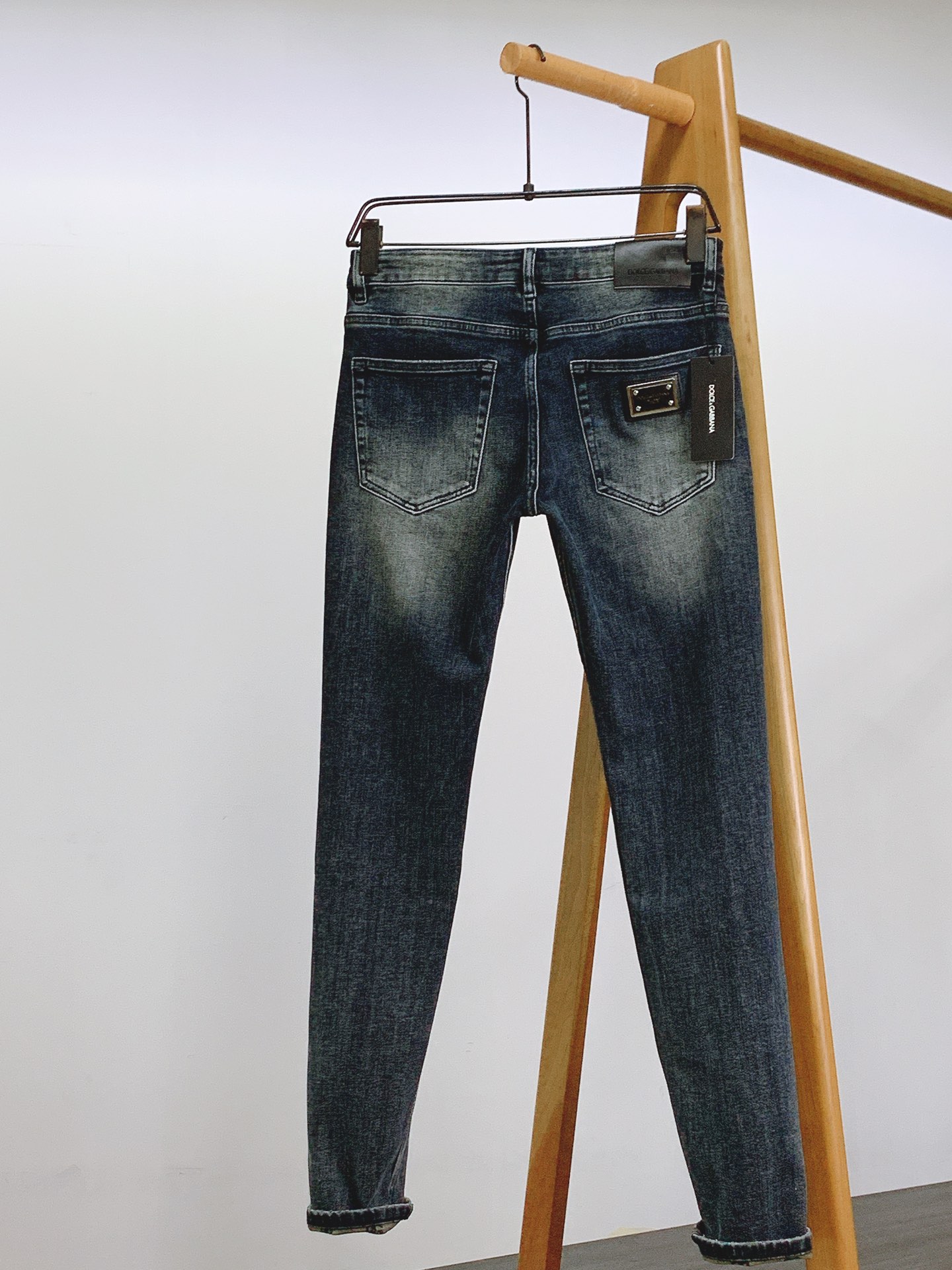 
DOLCE&GABBANA 杜嘉班纳 极具DG家美学基调的一款牛仔裤👖以面料和品质为主导，延续了常态化