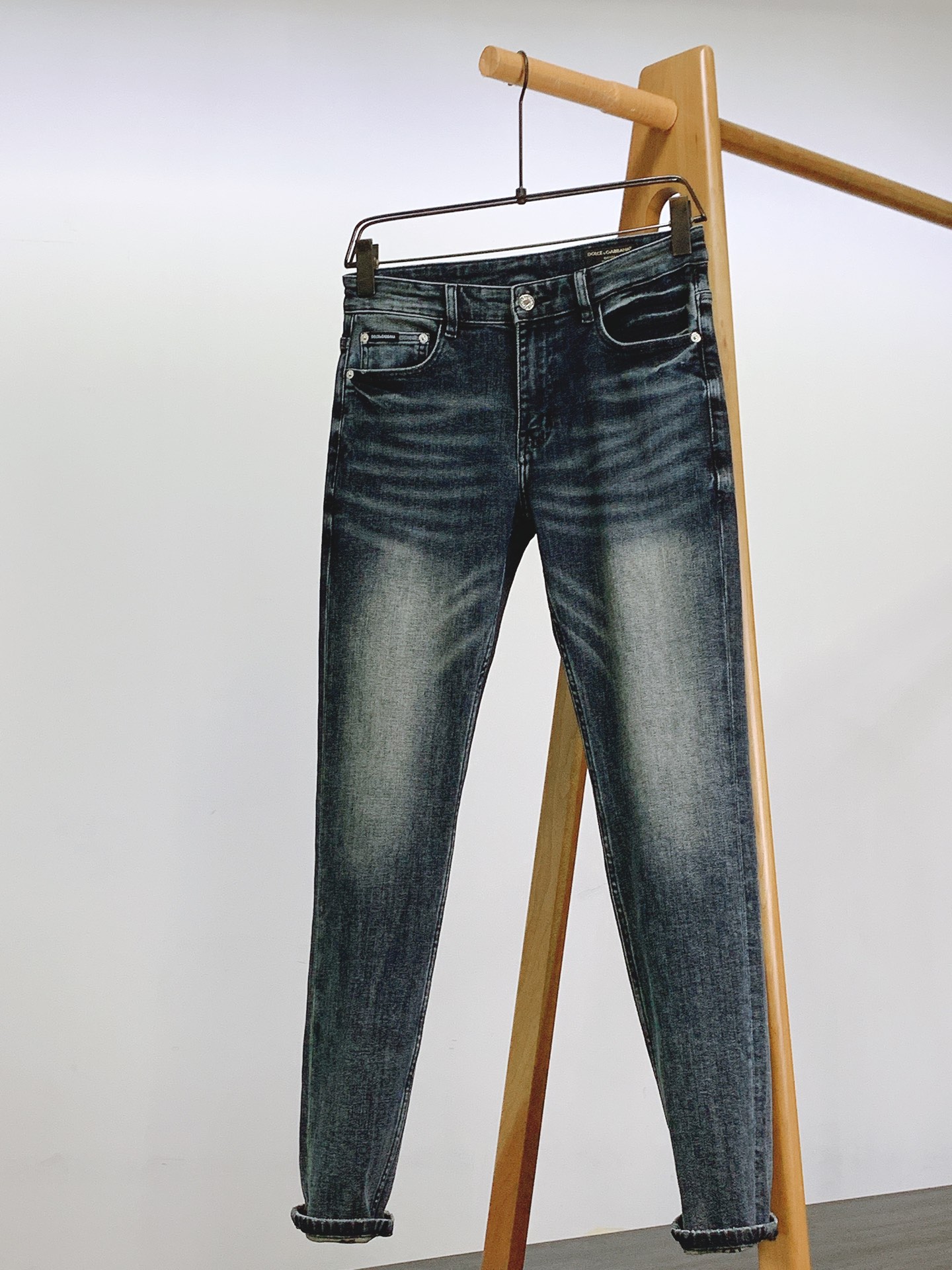 NO:525411,DOLCE&GABBANA A pair of jeans with a very DG aesthetic tone is dominated by fabric and quality, continuing the essence of normal design, with label elements perfectly embedded, and selected customer-supplied denim fabrics to create. The fabric has a clear three-dimensional twill texture, which is quite high-end and standardized, and customer-supplied customized hardware and accessories. You can easily get the high-end style of a big brand, and the details are quite in place!  Easily create a handsome street dress template, an indispensable matching tool in men's wardrobe!  ……………………………………………………………………………………………………… Size29-38, Dolce & Gabbana, Gucci, Jeans, Alexander wang19860909DOLCE&GABBANA 杜嘉班纳 极具DG家美学基调的一款牛仔裤以面料和品质为主导,延续了常态化的设计精髓,标签化元素完美嵌入,甄选客供丹宁牛仔面料打造而成,面料表面清晰立体的斜纹肌理,相当的高级有规格感,客供定制五金辅料.轻松就能Get到大牌的高奢格调,细节感相当到位！轻松打造街头帅气着装范本,男士衣橱里不可缺少的搭配神器！ …………………………………………………… Size29-38,,Dolce&Gabbana,Dolce&Gabbana,gucci,jeans,alexander wang,Men's clothing