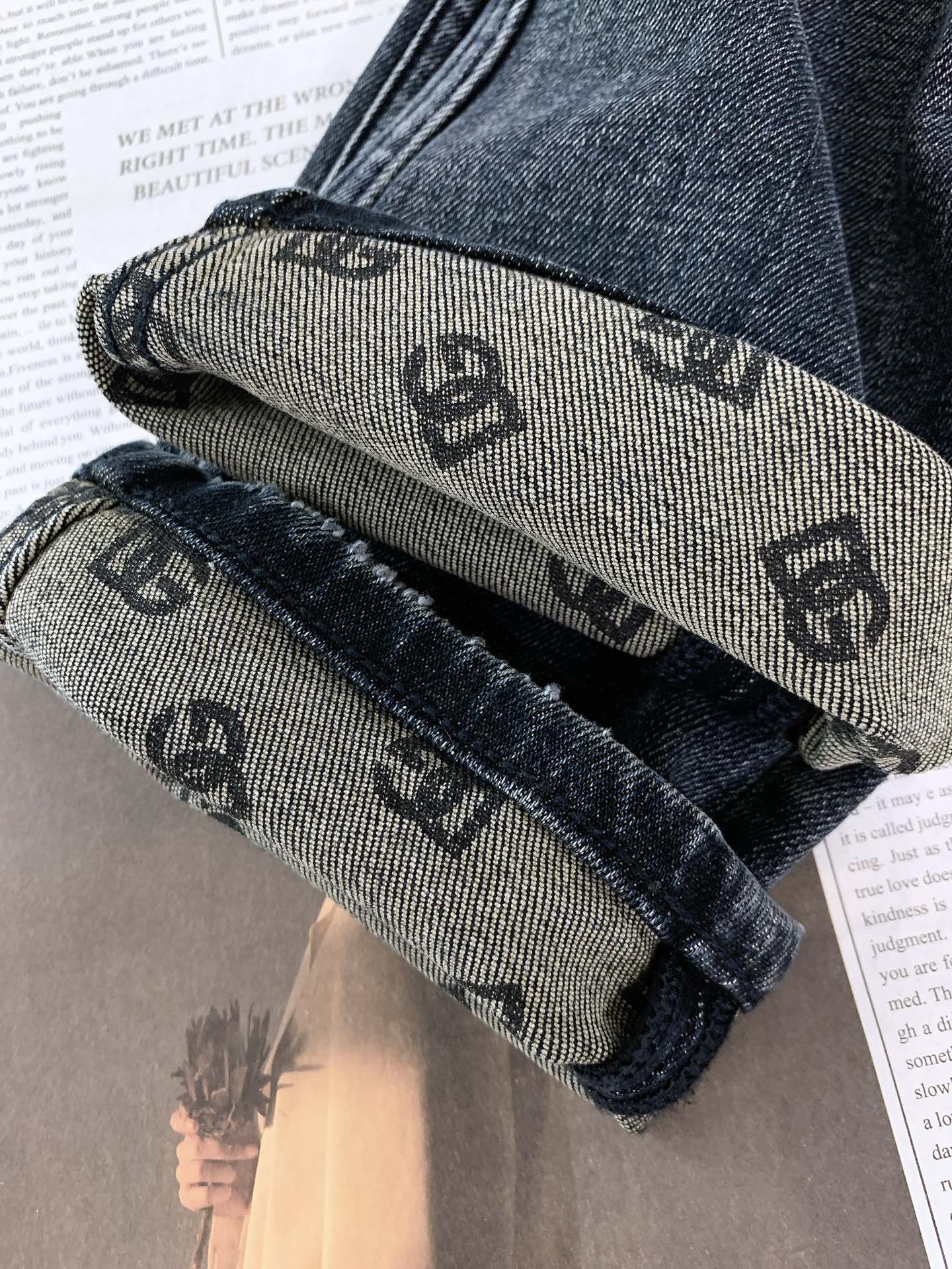 
DOLCE&GABBANA 杜嘉班纳 极具DG家美学基调的一款牛仔裤👖以面料和品质为主导，延续了常态化